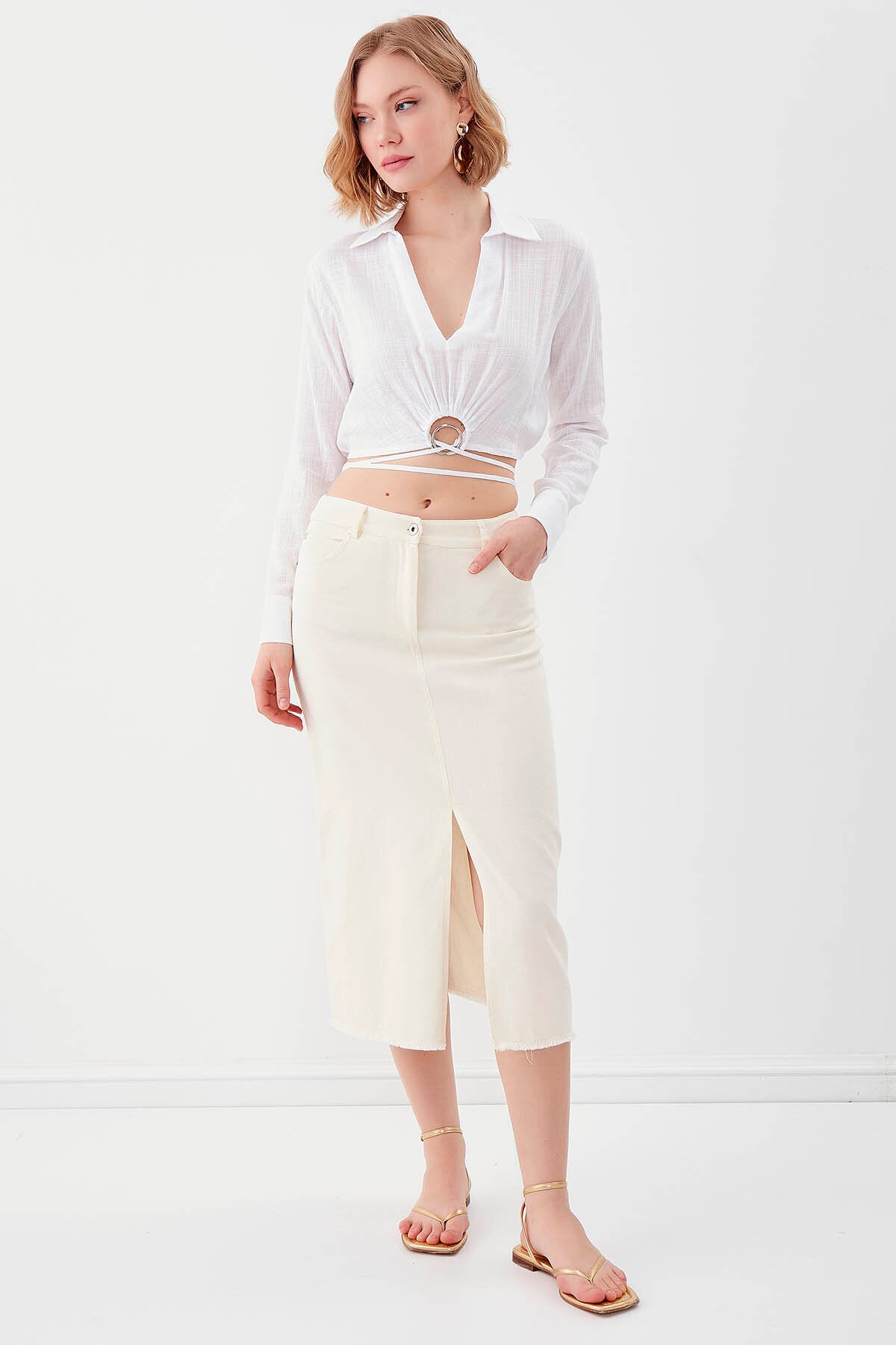 Beli Halka Detaylı V Yaka Lastikli Crop Bluz