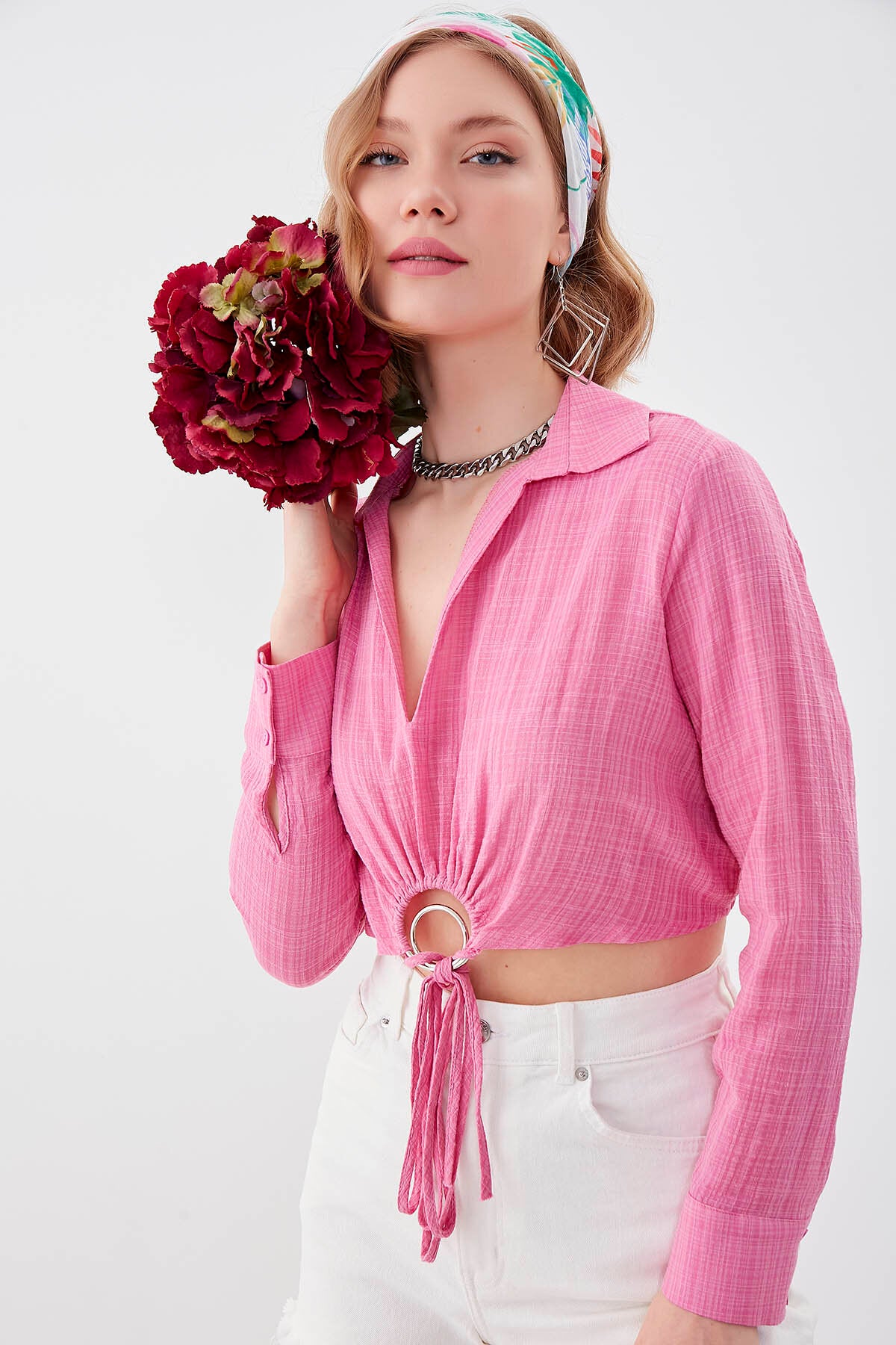 Beli Halka Detaylı V Yaka Lastikli Crop Bluz