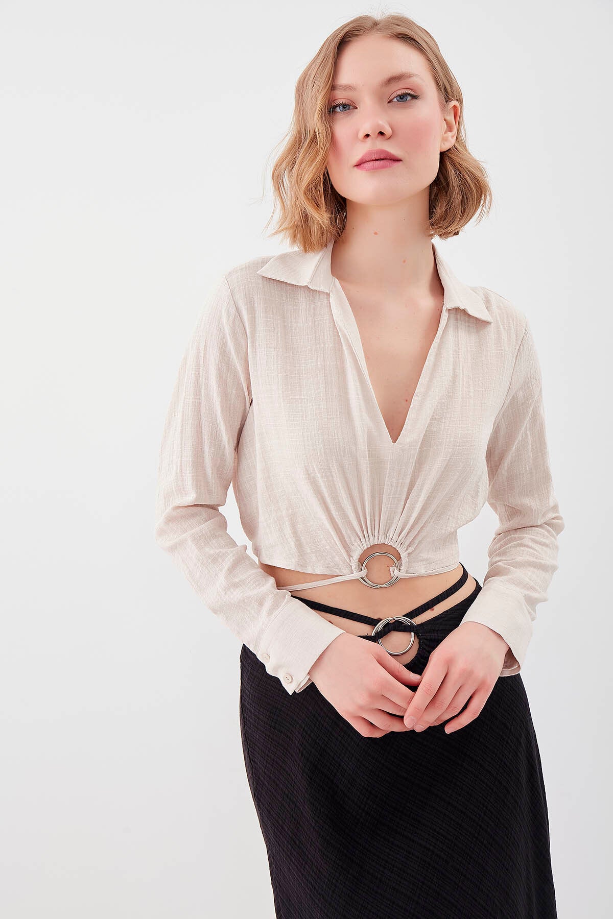 Beli Halka Detaylı V Yaka Lastikli Crop Bluz