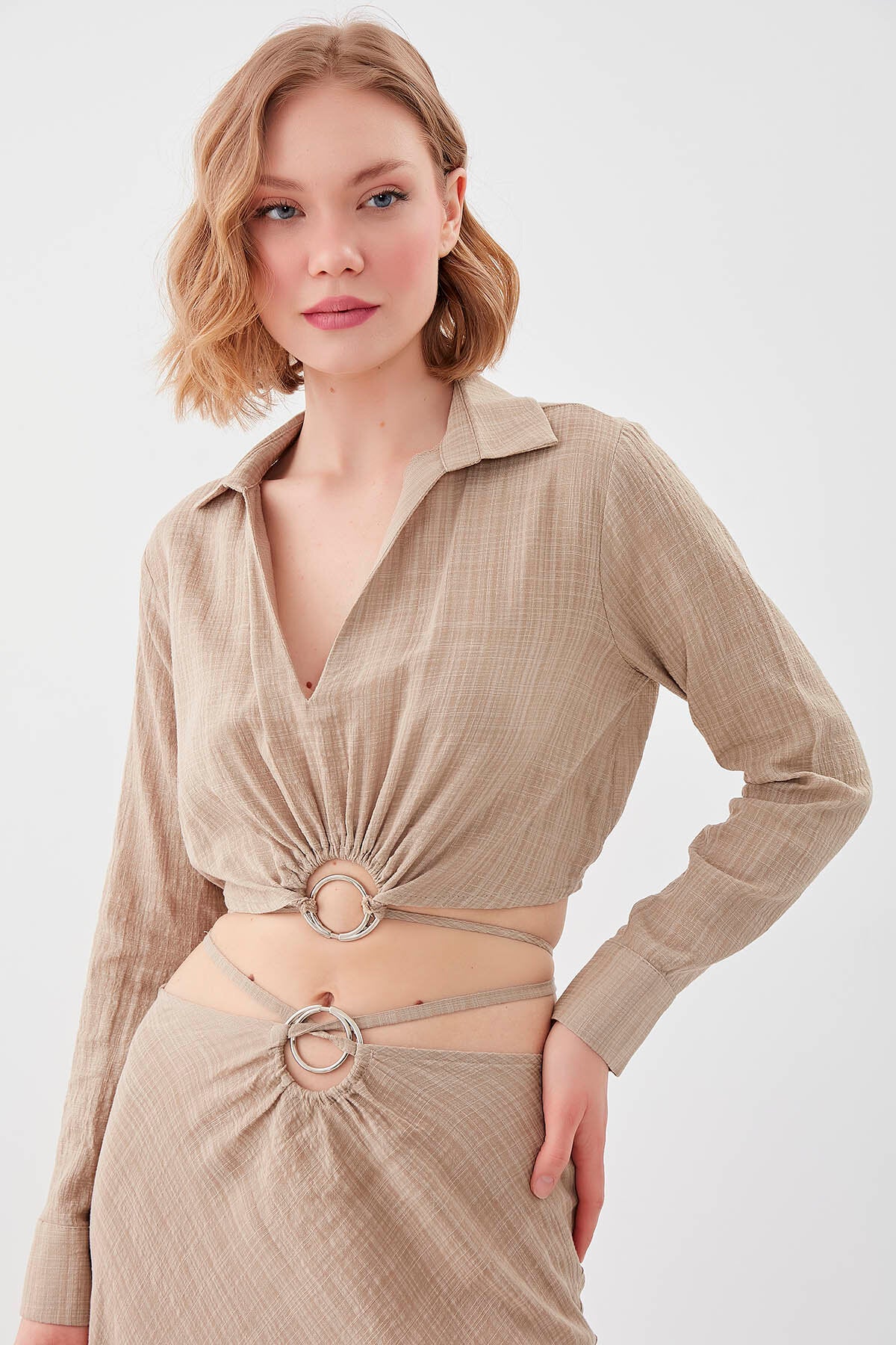 Beli Halka Detaylı V Yaka Lastikli Crop Bluz