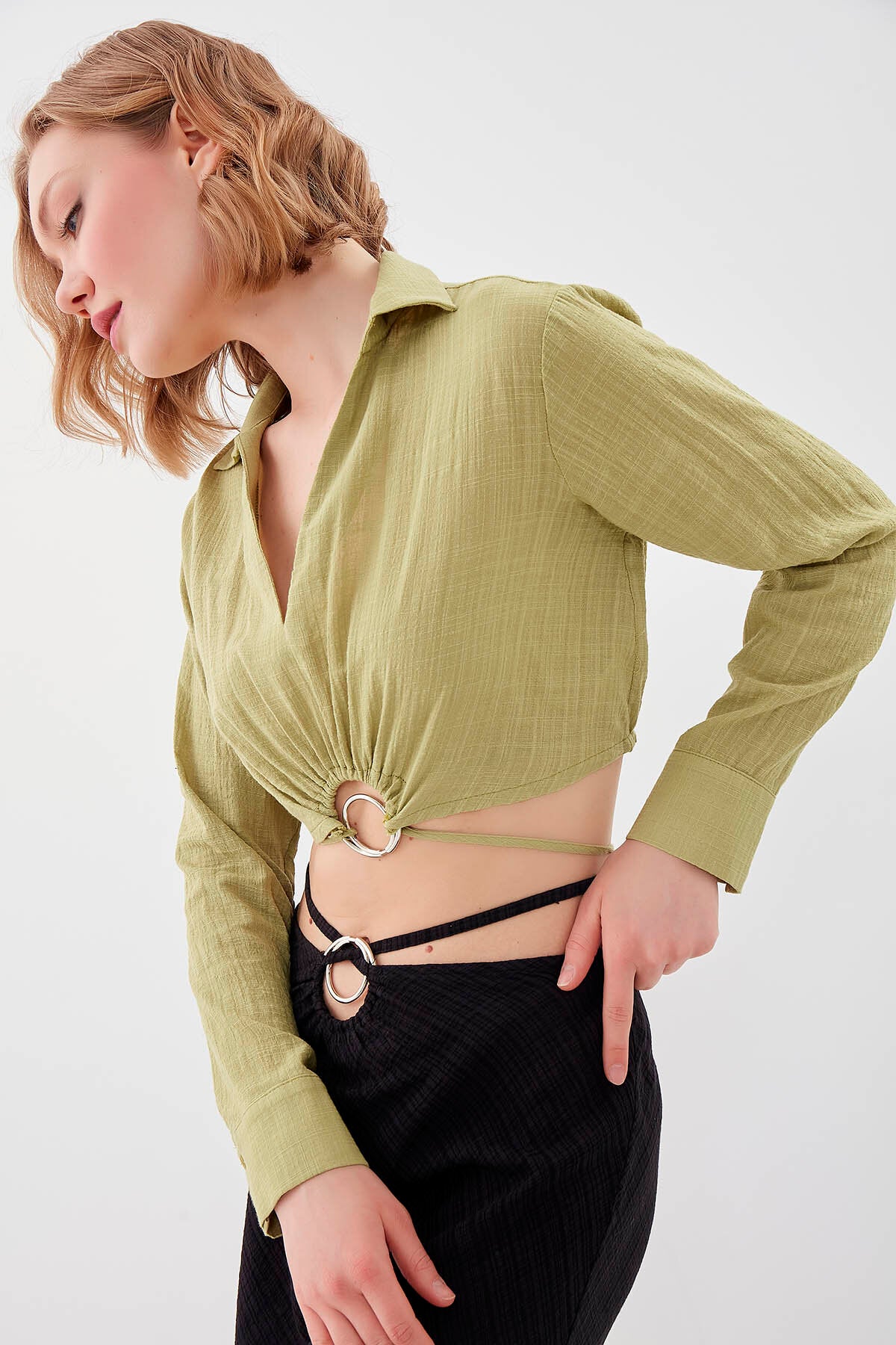 Beli Halka Detaylı V Yaka Lastikli Crop Bluz