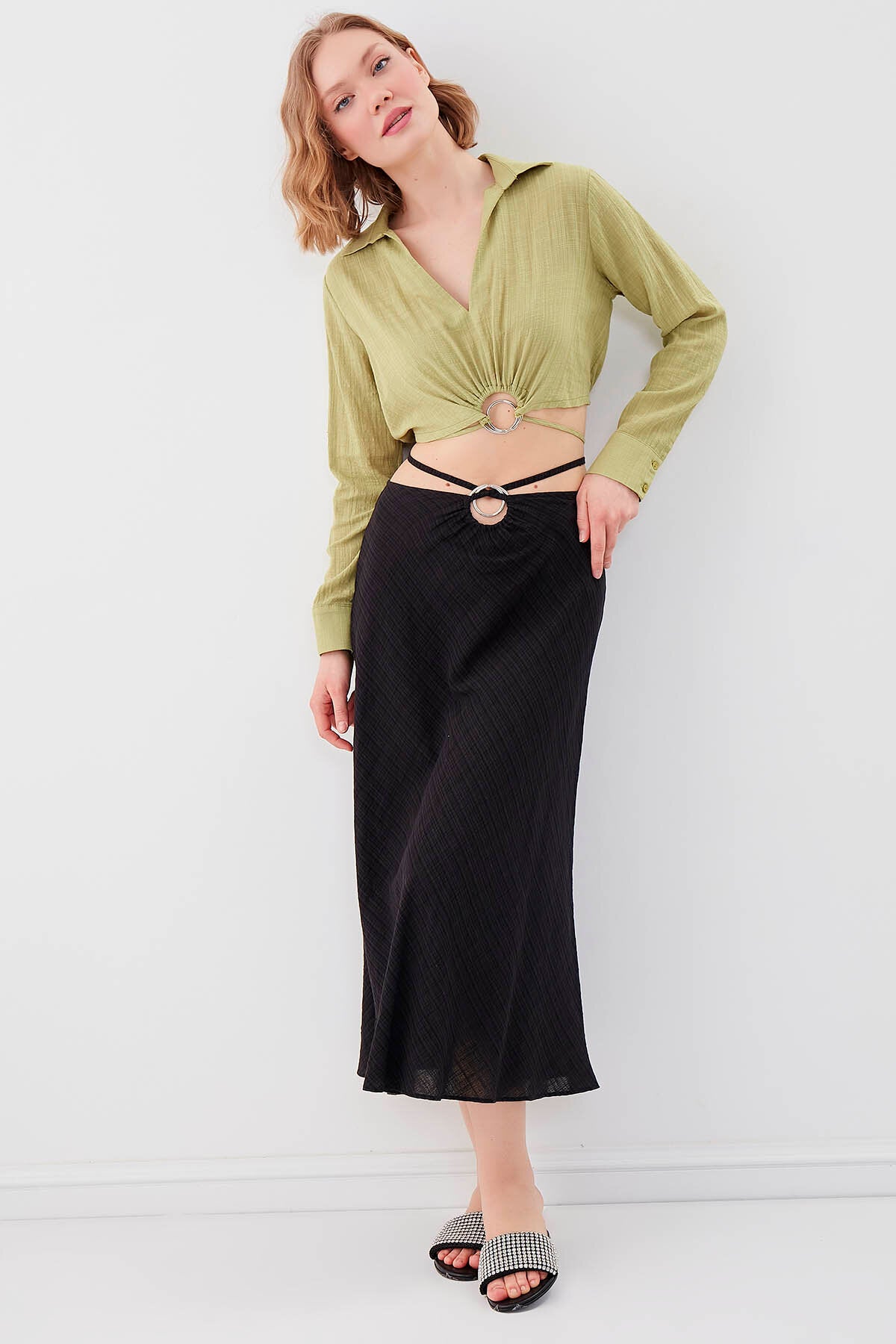 Beli Halka Detaylı V Yaka Lastikli Crop Bluz