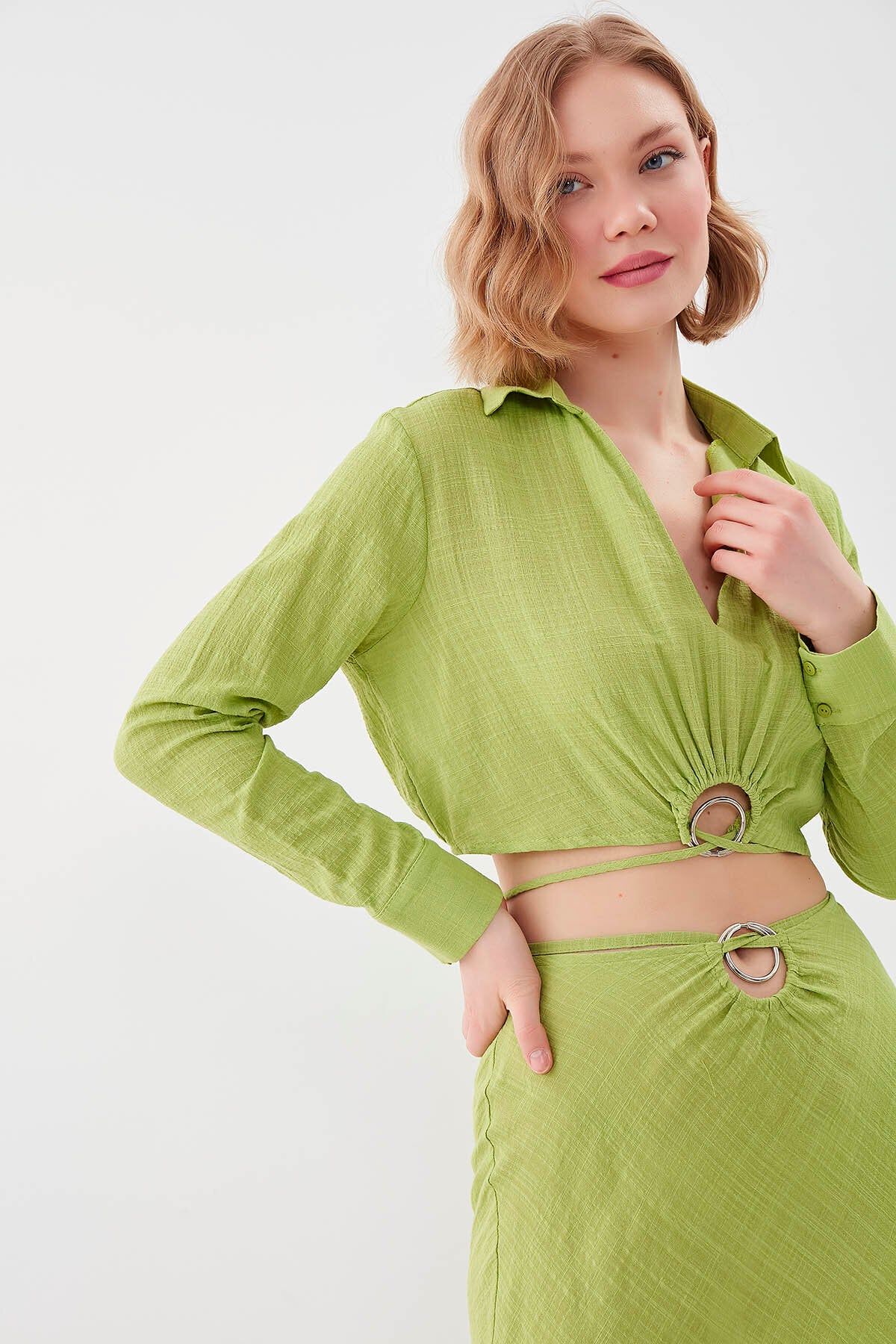 Beli Halka Detaylı V Yaka Lastikli Crop Bluz