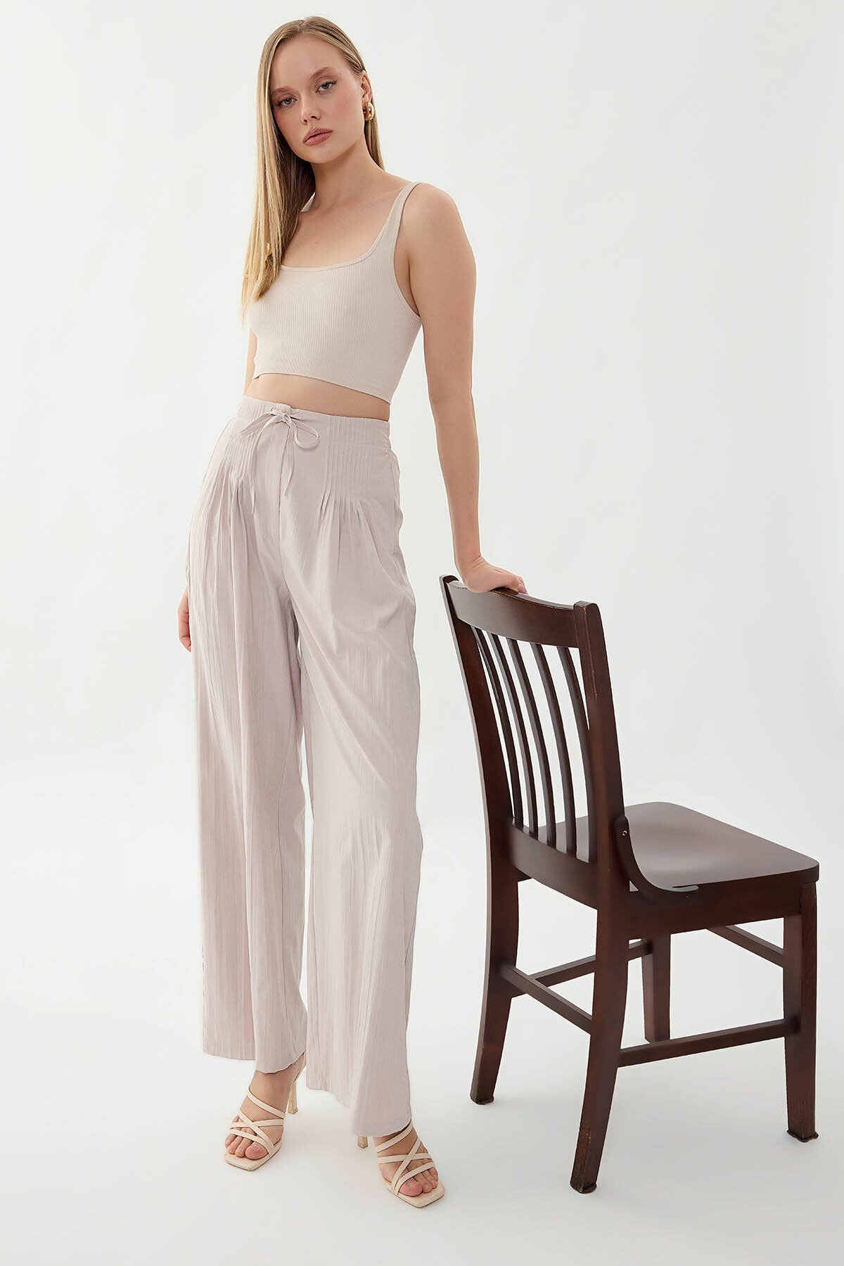 Beli Lastikli Önü Pileli Geniş Paça Pantolon