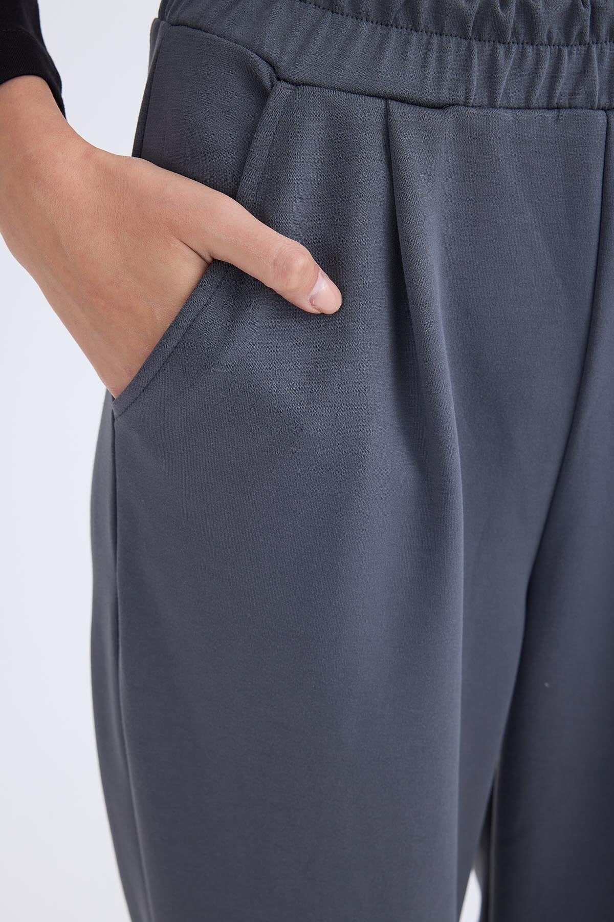 Beli Lastikli Pileli Eşofman Pantolon