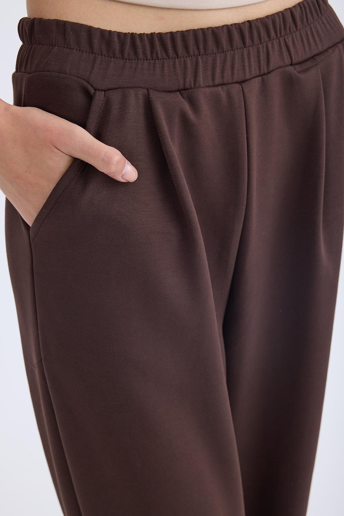 Beli Lastikli Pileli Eşofman Pantolon
