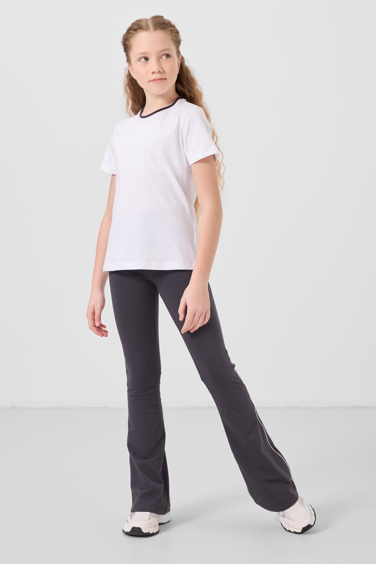 Beyaz-Antrasit Pamuklu O Yaka Standart Fit Basic İspanyol Paça Kız Çocuk Tayt Takım - 75192