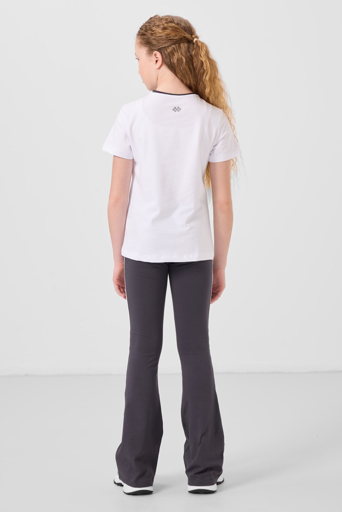 Beyaz-Antrasit Pamuklu O Yaka Standart Fit Basic İspanyol Paça Kız Çocuk Tayt Takım - 75192