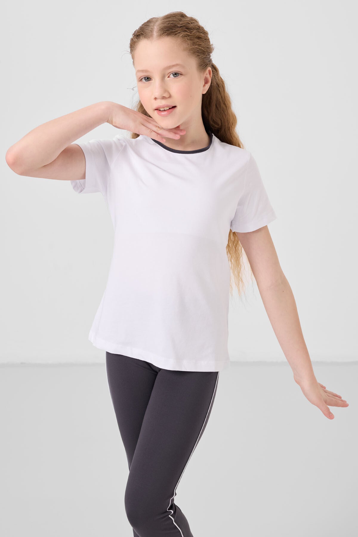 Beyaz-Antrasit Pamuklu O Yaka Standart Fit Basic İspanyol Paça Kız Çocuk Tayt Takım - 75192