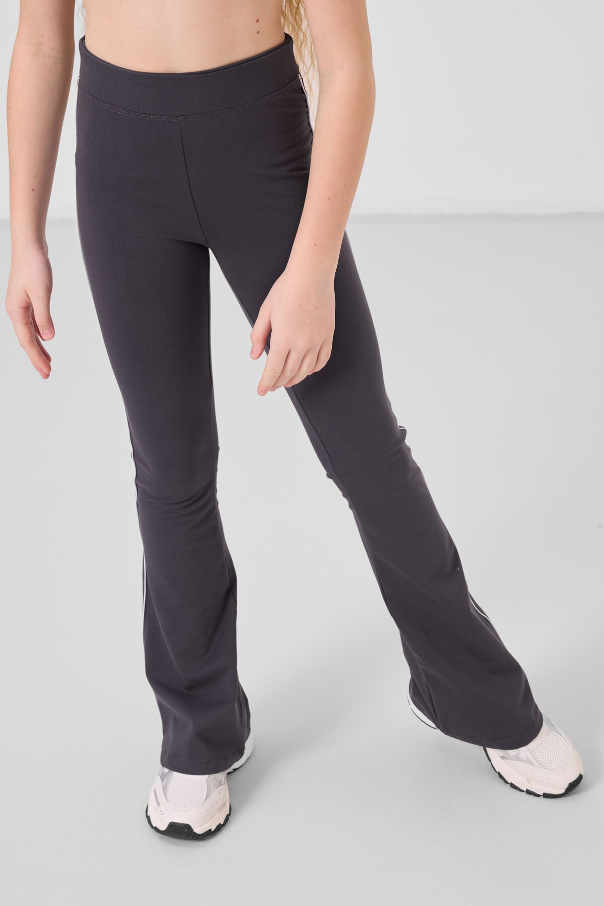 Beyaz-Antrasit Pamuklu O Yaka Standart Fit Basic İspanyol Paça Kız Çocuk Tayt Takım - 75192