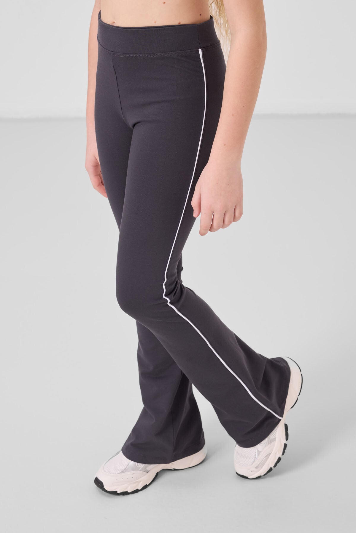 Beyaz-Antrasit Pamuklu O Yaka Standart Fit Basic İspanyol Paça Kız Çocuk Tayt Takım - 75192