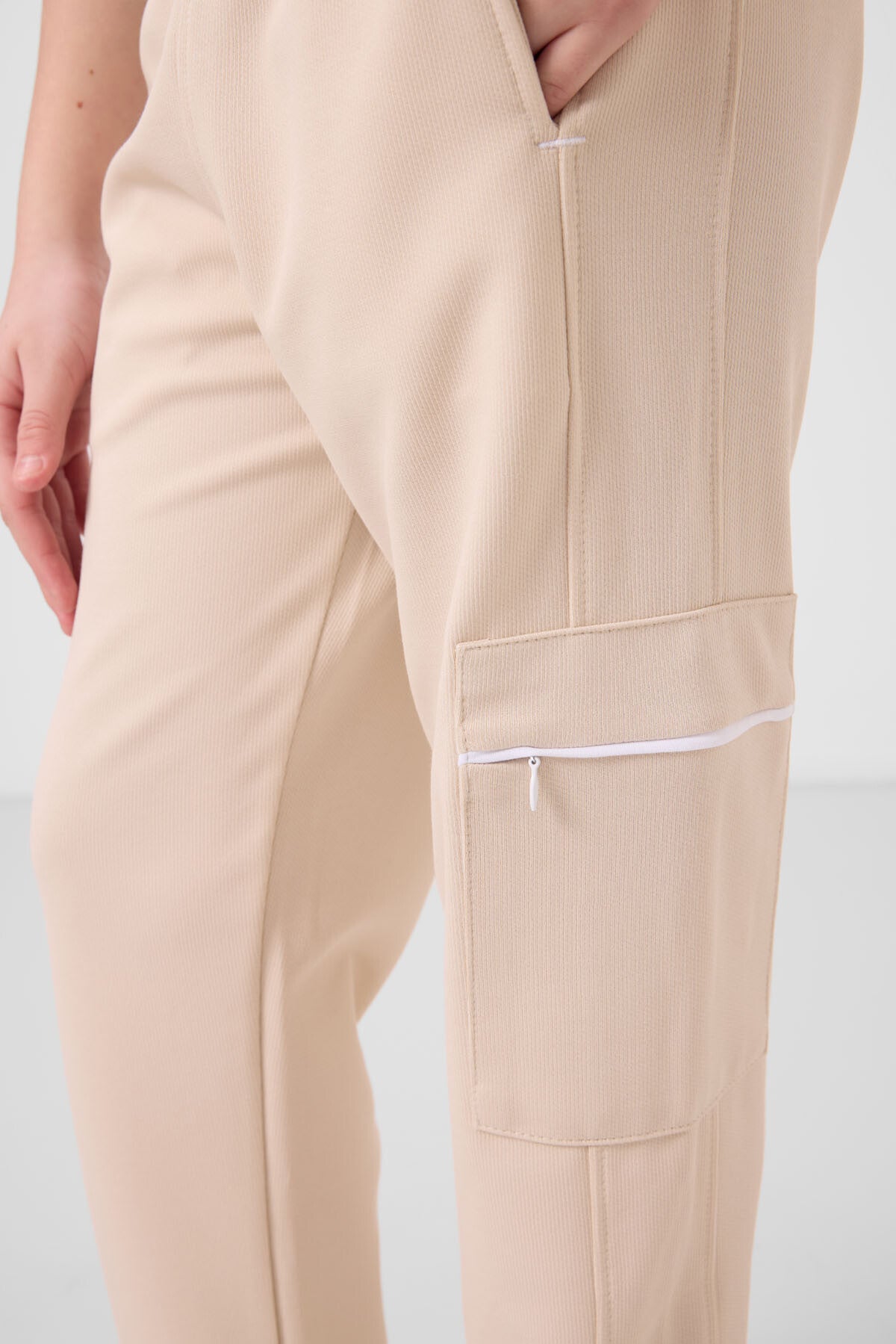 Beyaz-Bej O Yaka Baskılı Lastik Paça Kargo Cepli Kız Çocuk Eşofman Takım - 75173