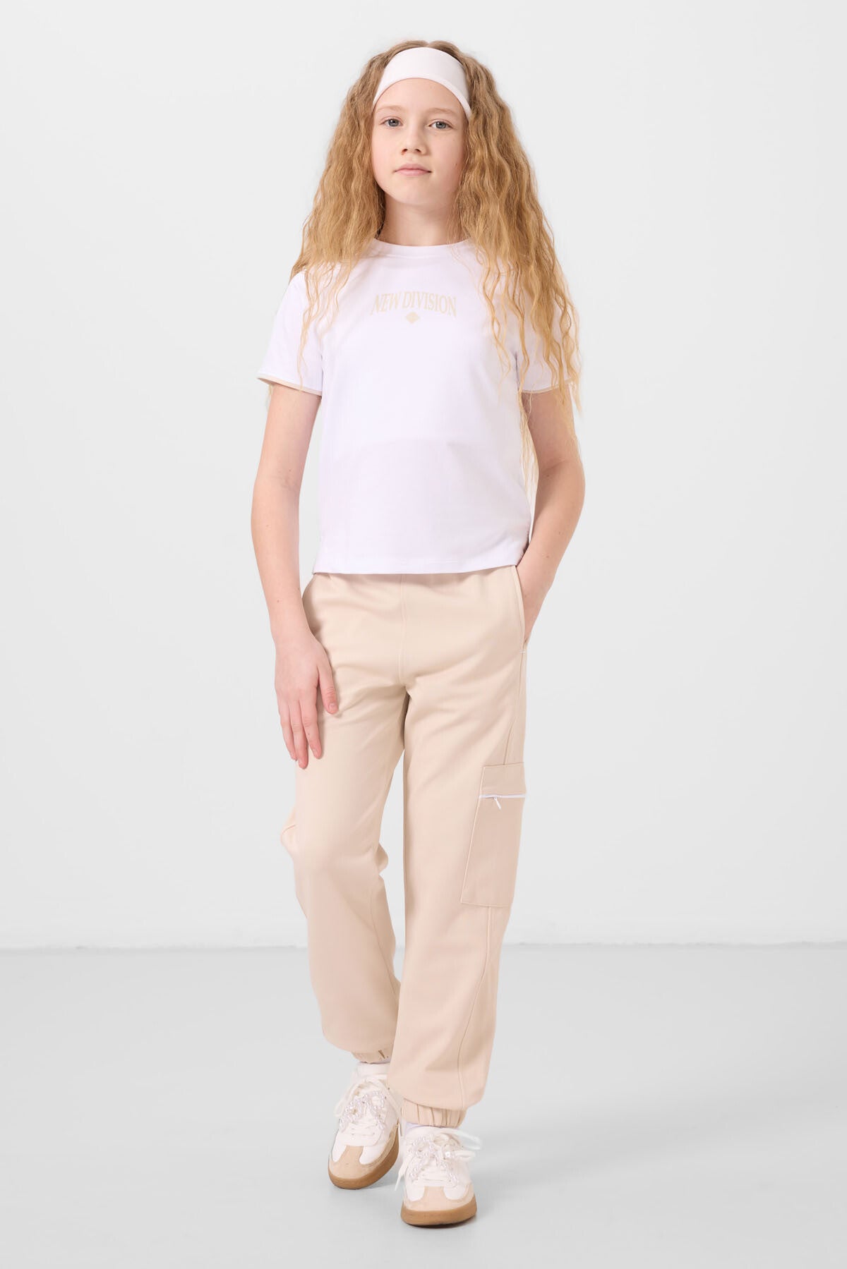 Beyaz-Bej O Yaka Baskılı Lastik Paça Kargo Cepli Kız Çocuk Eşofman Takım - 75173