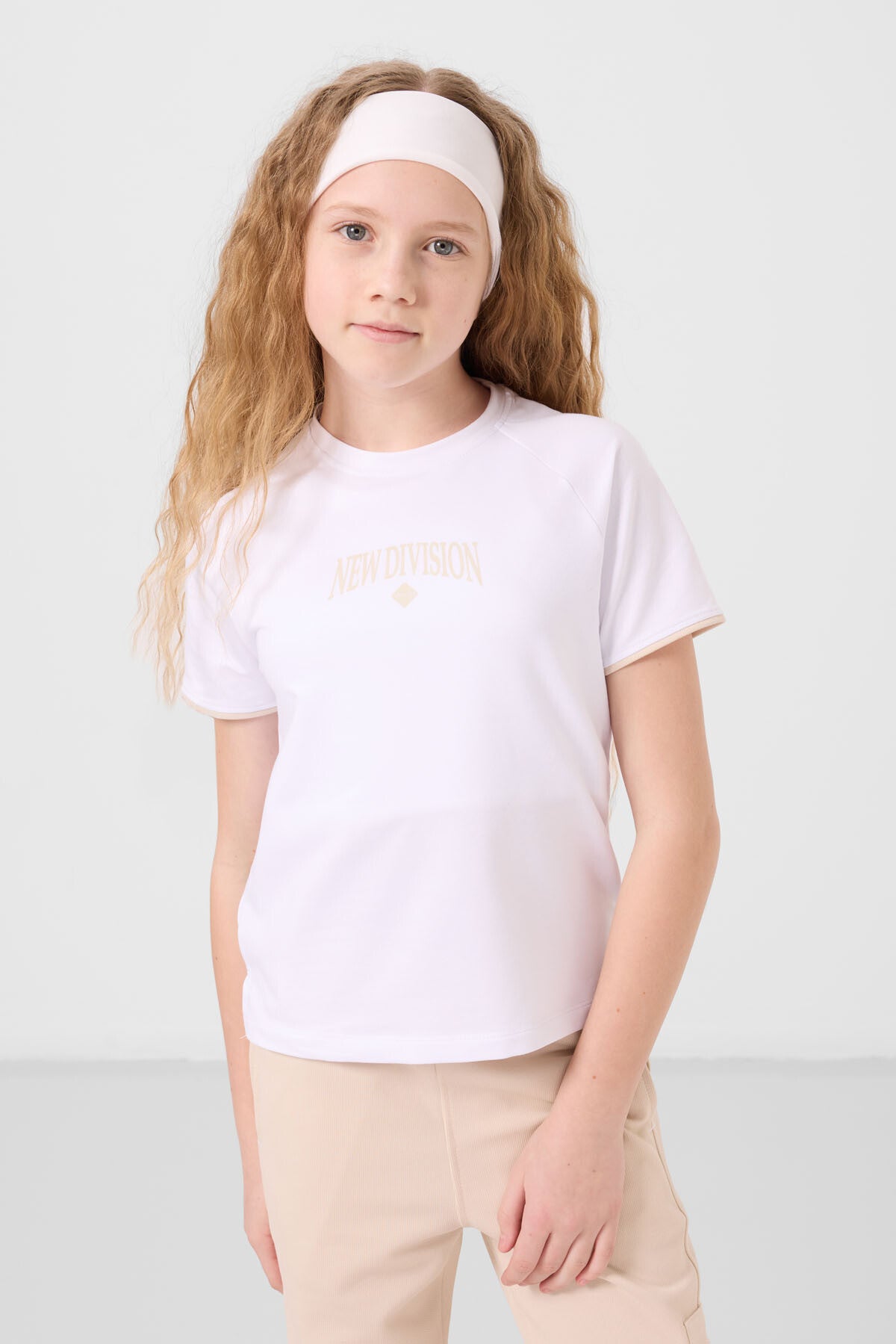 Beyaz-Bej O Yaka Baskılı Lastik Paça Kargo Cepli Kız Çocuk Eşofman Takım - 75173