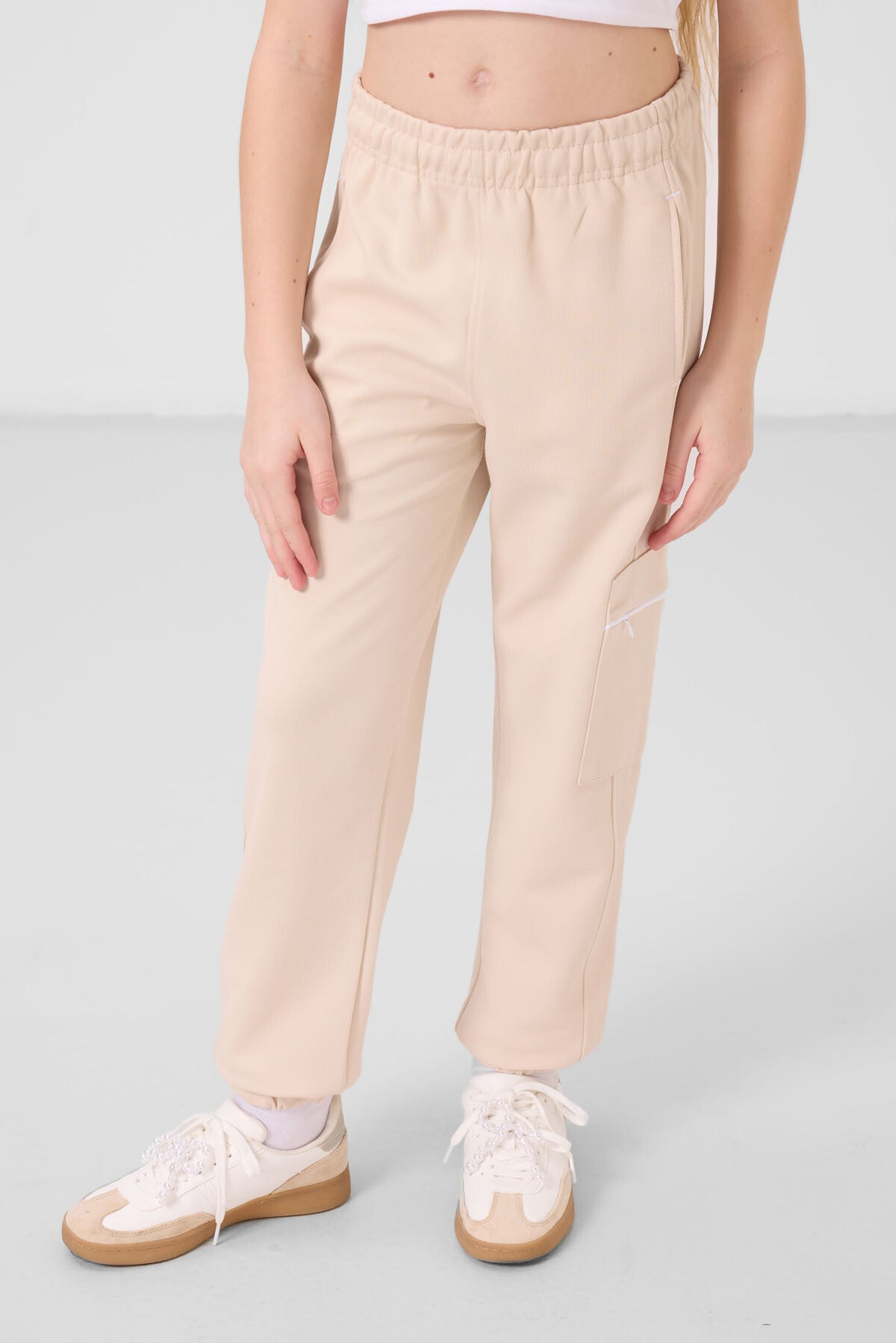 Beyaz-Bej O Yaka Baskılı Lastik Paça Kargo Cepli Kız Çocuk Eşofman Takım - 75173