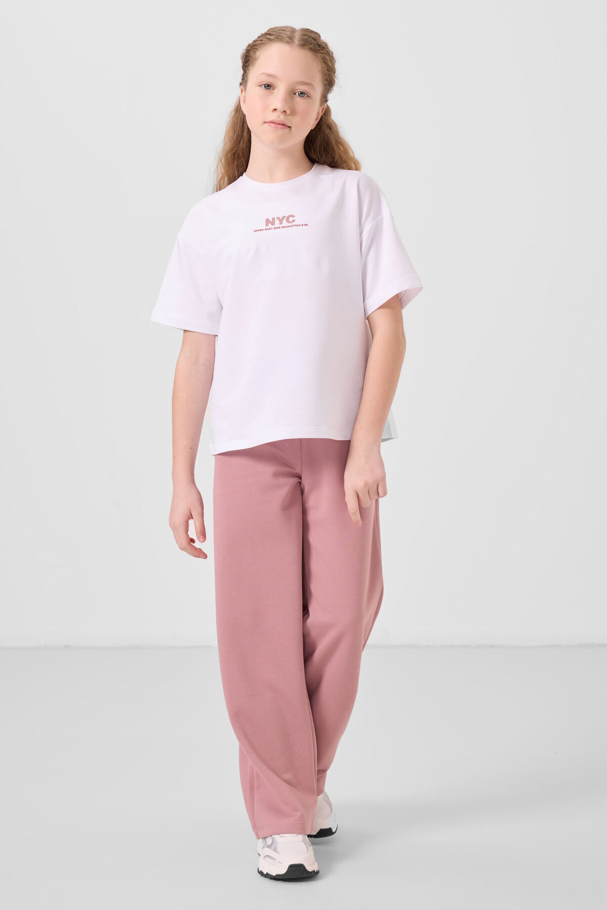 Beyaz-Gül Kurusu O Yaka Baskılı Geniş Paça Standart Fit Kız Çocuk Palazzo Eşofman Takım - 75171