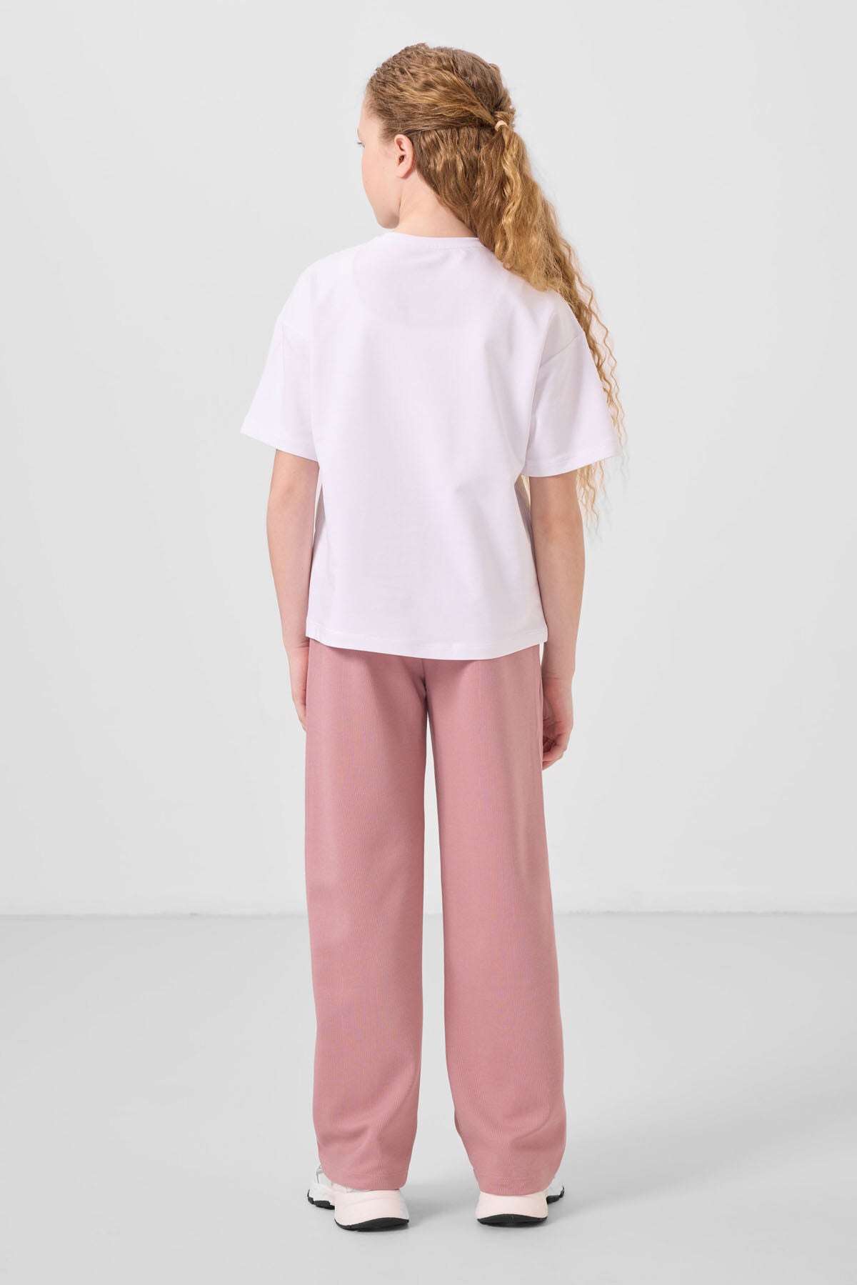 Beyaz-Gül Kurusu O Yaka Baskılı Geniş Paça Standart Fit Kız Çocuk Palazzo Eşofman Takım - 75171