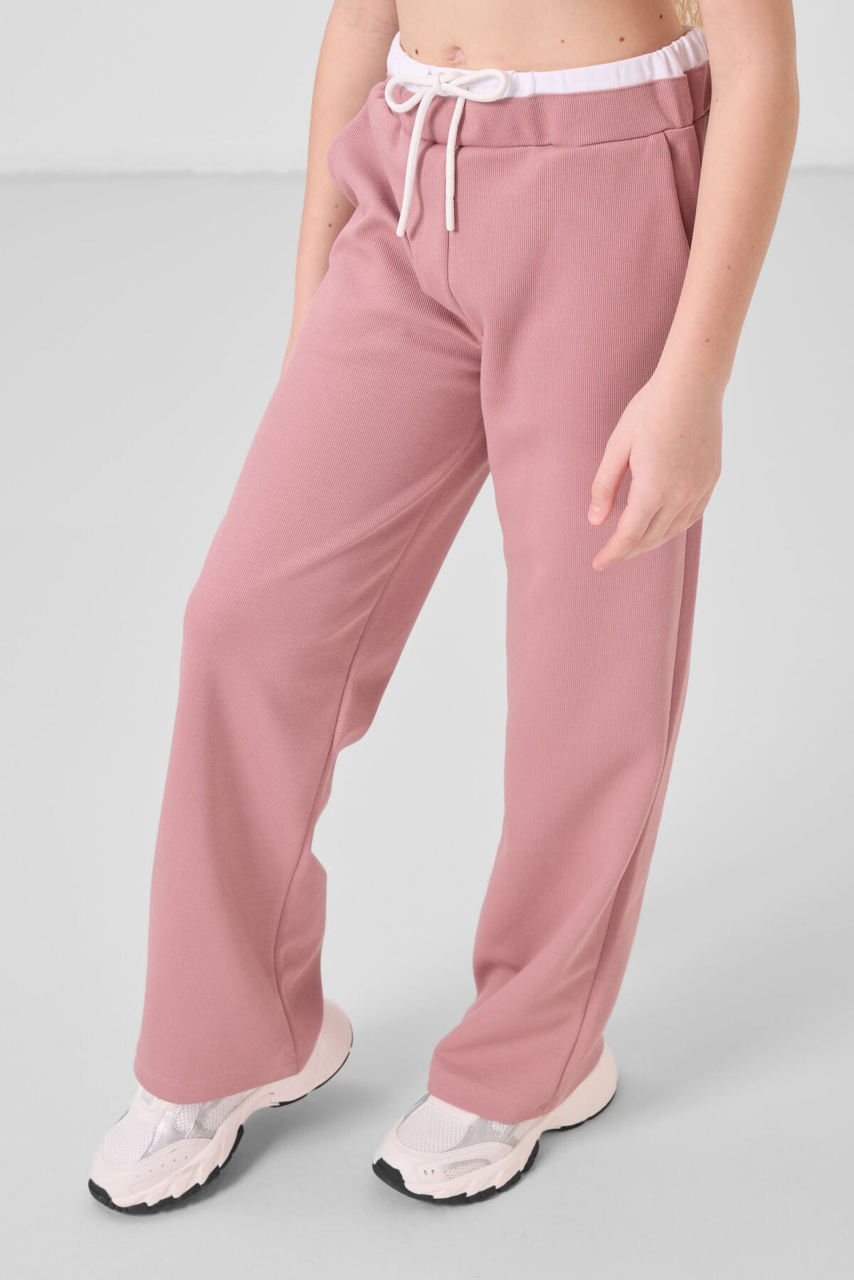 Beyaz-Gül Kurusu O Yaka Baskılı Geniş Paça Standart Fit Kız Çocuk Palazzo Eşofman Takım - 75171