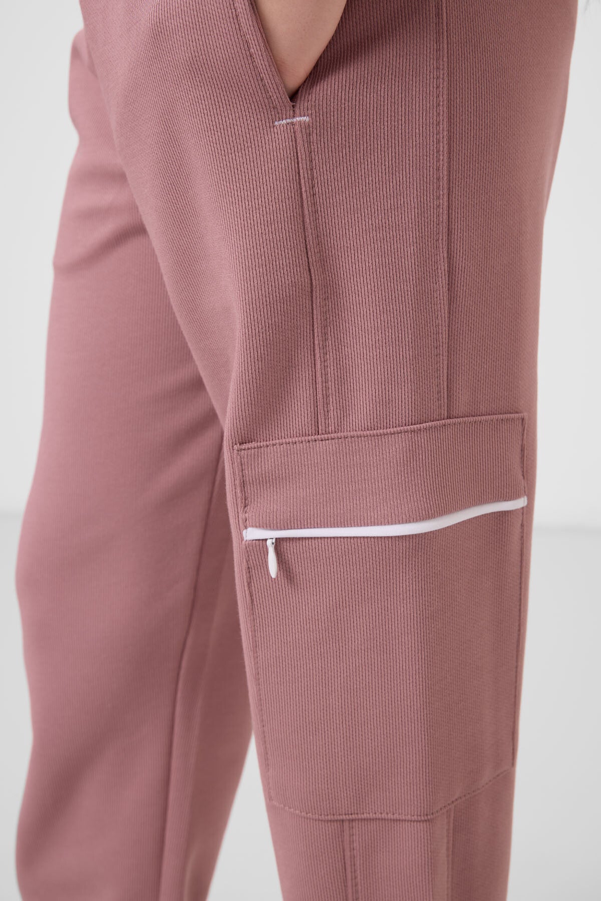 Beyaz-Gül Kurusu O Yaka Baskılı Lastik Paça Kargo Cepli Kız Çocuk Eşofman Takım - 75173