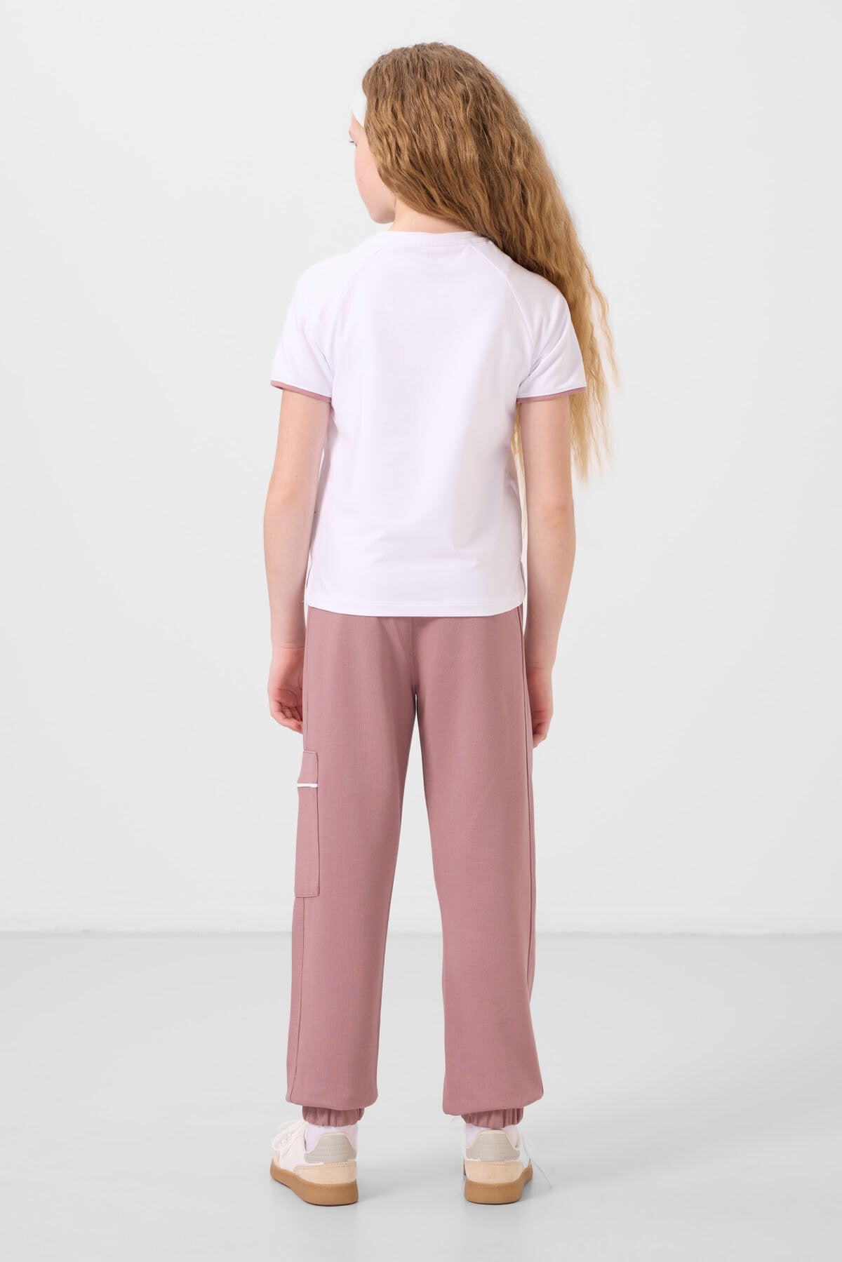 Beyaz-Gül Kurusu O Yaka Baskılı Lastik Paça Kargo Cepli Kız Çocuk Eşofman Takım - 75173