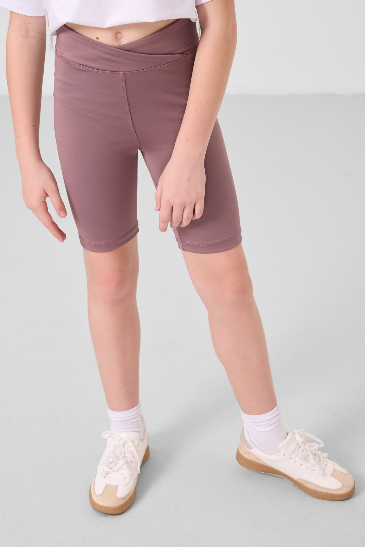 Beyaz-Gül Kurusu V Yaka Kemer Detaylı Standart Fit Performans Kız Çocuk Tayt Takım - 75187