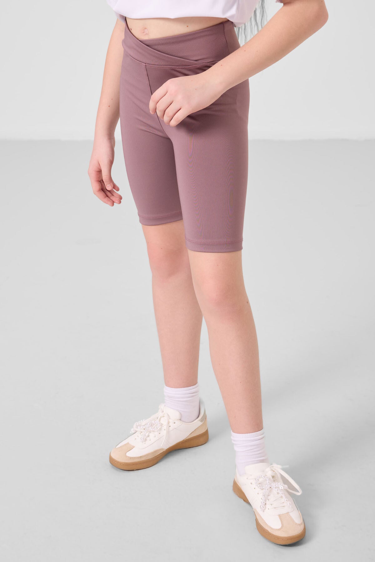 Beyaz-Gül Kurusu V Yaka Kemer Detaylı Standart Fit Performans Kız Çocuk Tayt Takım - 75187