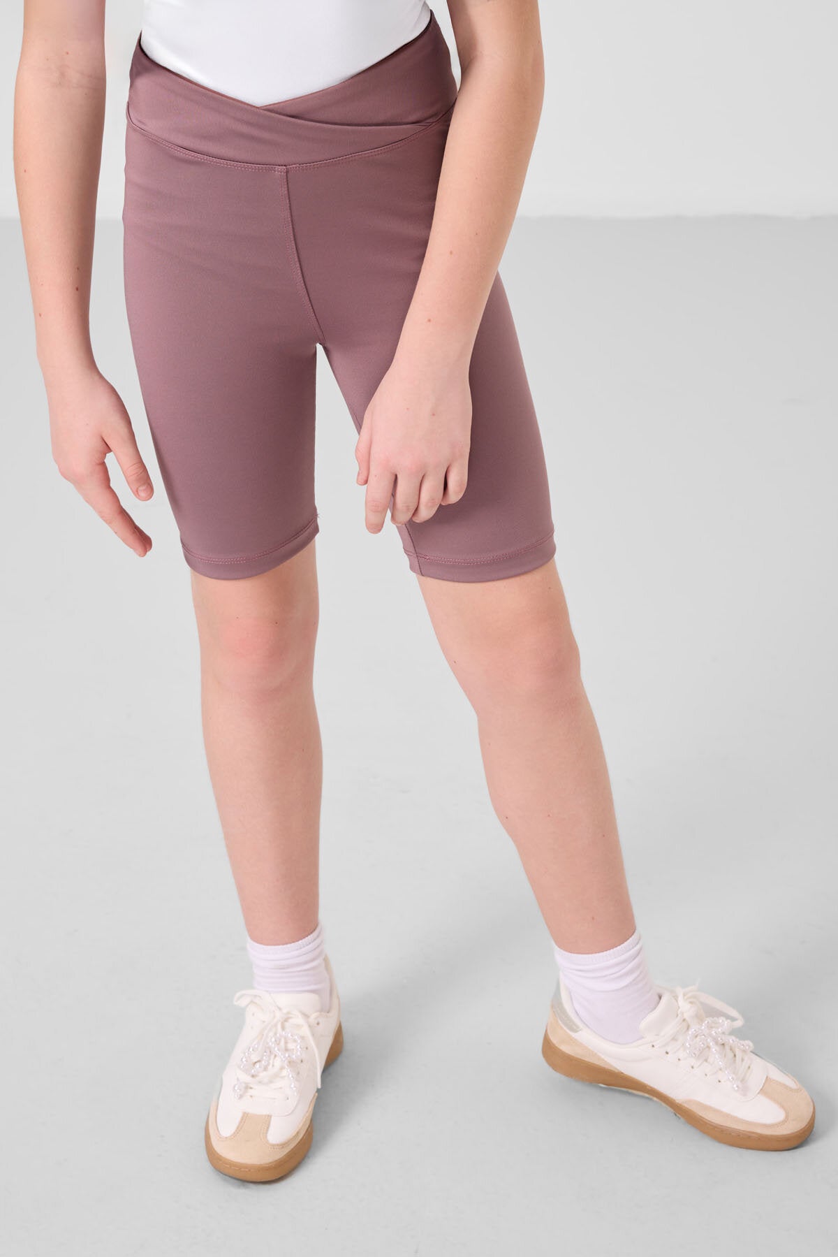 Beyaz-Gül Kurusu V Yaka Kemer Detaylı Standart Fit Performans Kız Çocuk Tayt Takım - 75187