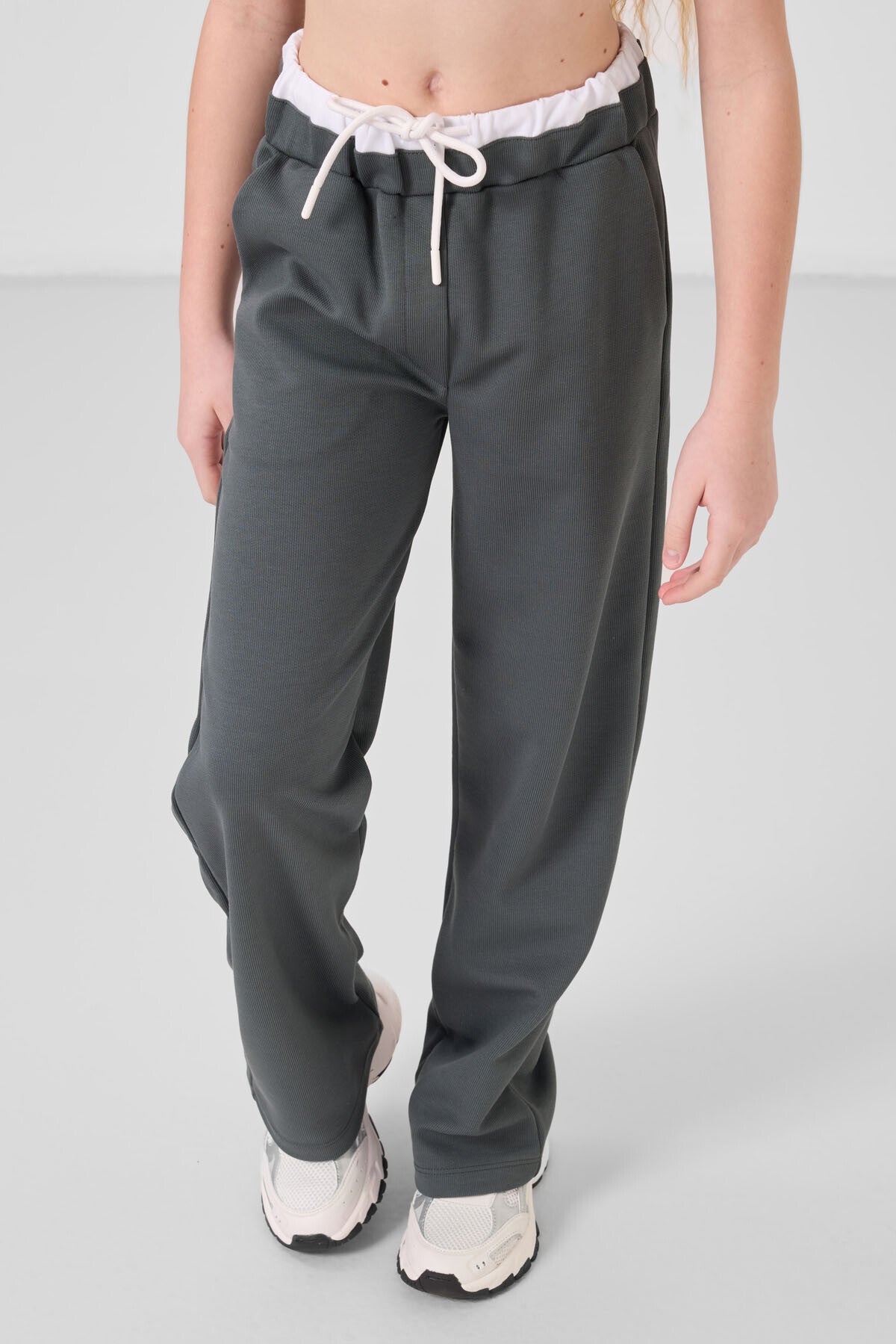 Beyaz-Haki O Yaka Baskılı Geniş Paça Standart Fit Kız Çocuk Palazzo Eşofman Takım - 75171