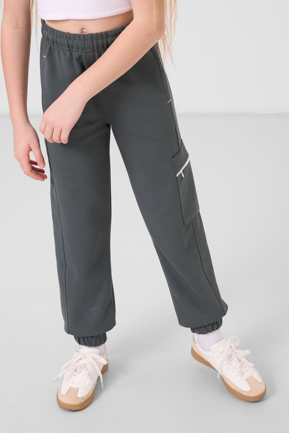 Beyaz-Haki O Yaka Baskılı Lastik Paça Kargo Cepli Kız Çocuk Eşofman Takım - 75173