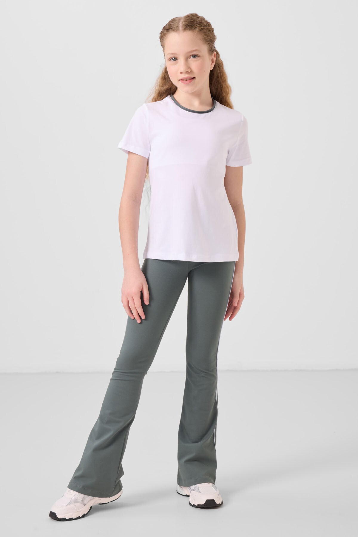 Beyaz-Haki Pamuklu O Yaka Standart Fit Basic İspanyol Paça Kız Çocuk Tayt Takım - 75192