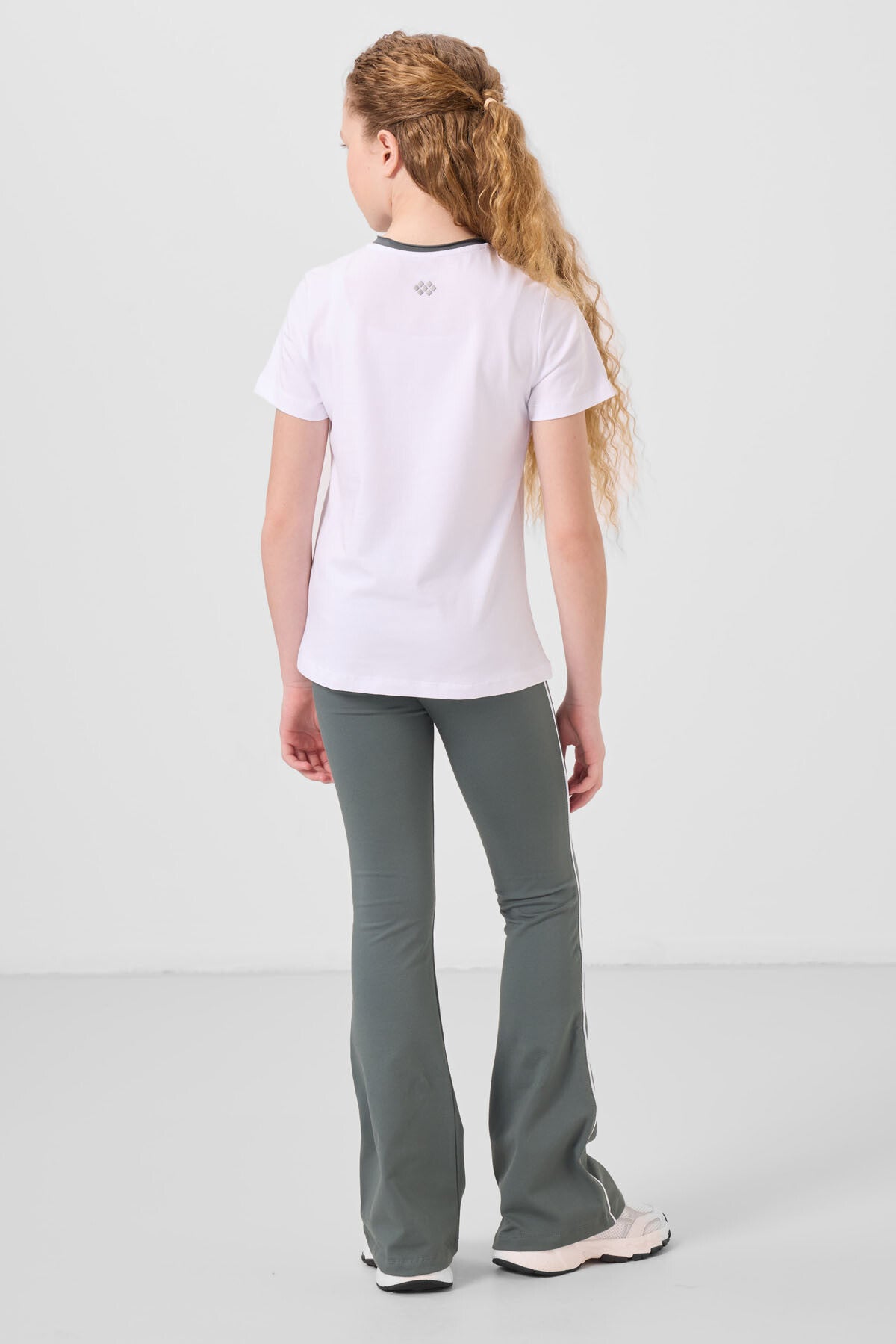 Beyaz-Haki Pamuklu O Yaka Standart Fit Basic İspanyol Paça Kız Çocuk Tayt Takım - 75192