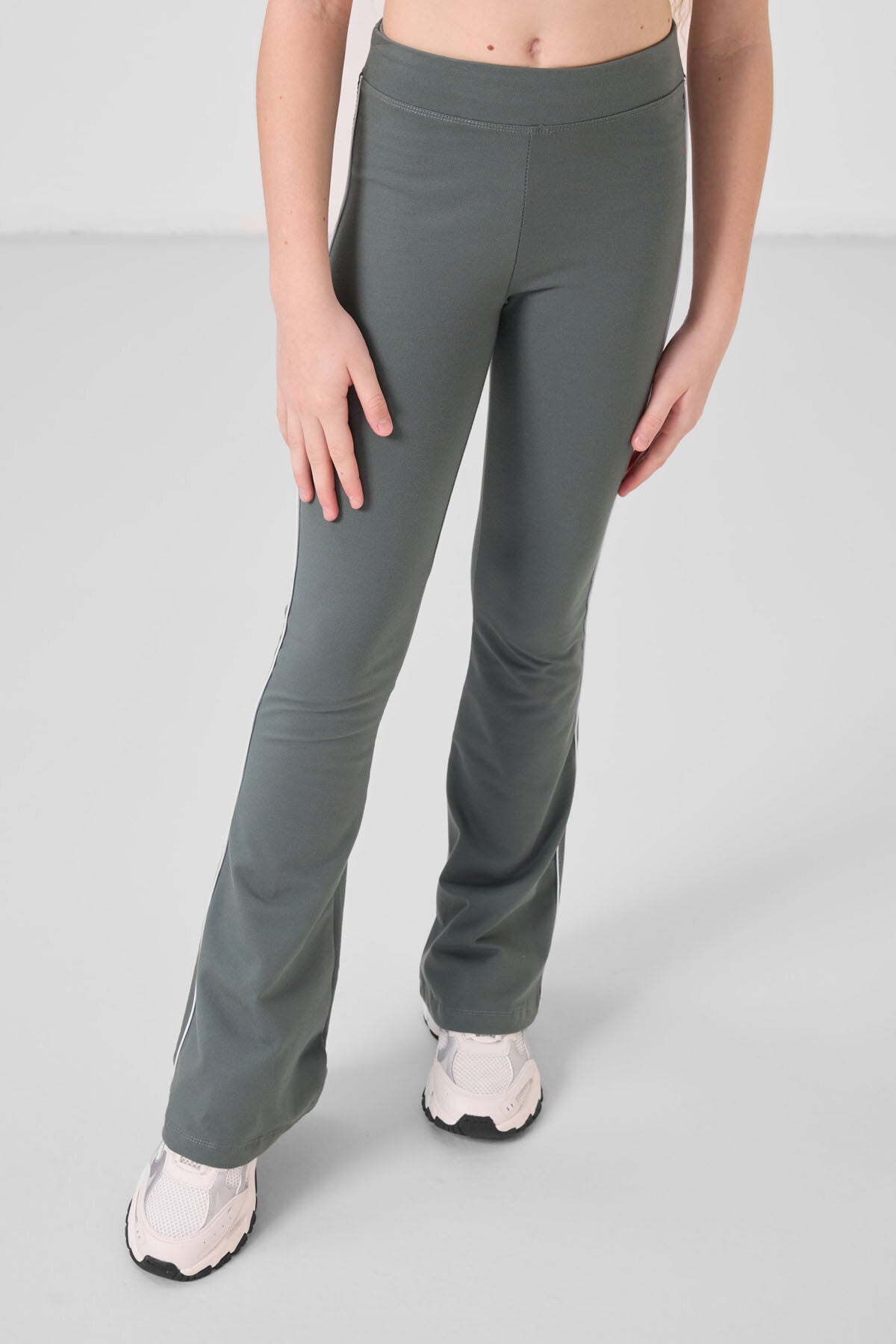 Beyaz-Haki Pamuklu O Yaka Standart Fit Basic İspanyol Paça Kız Çocuk Tayt Takım - 75192