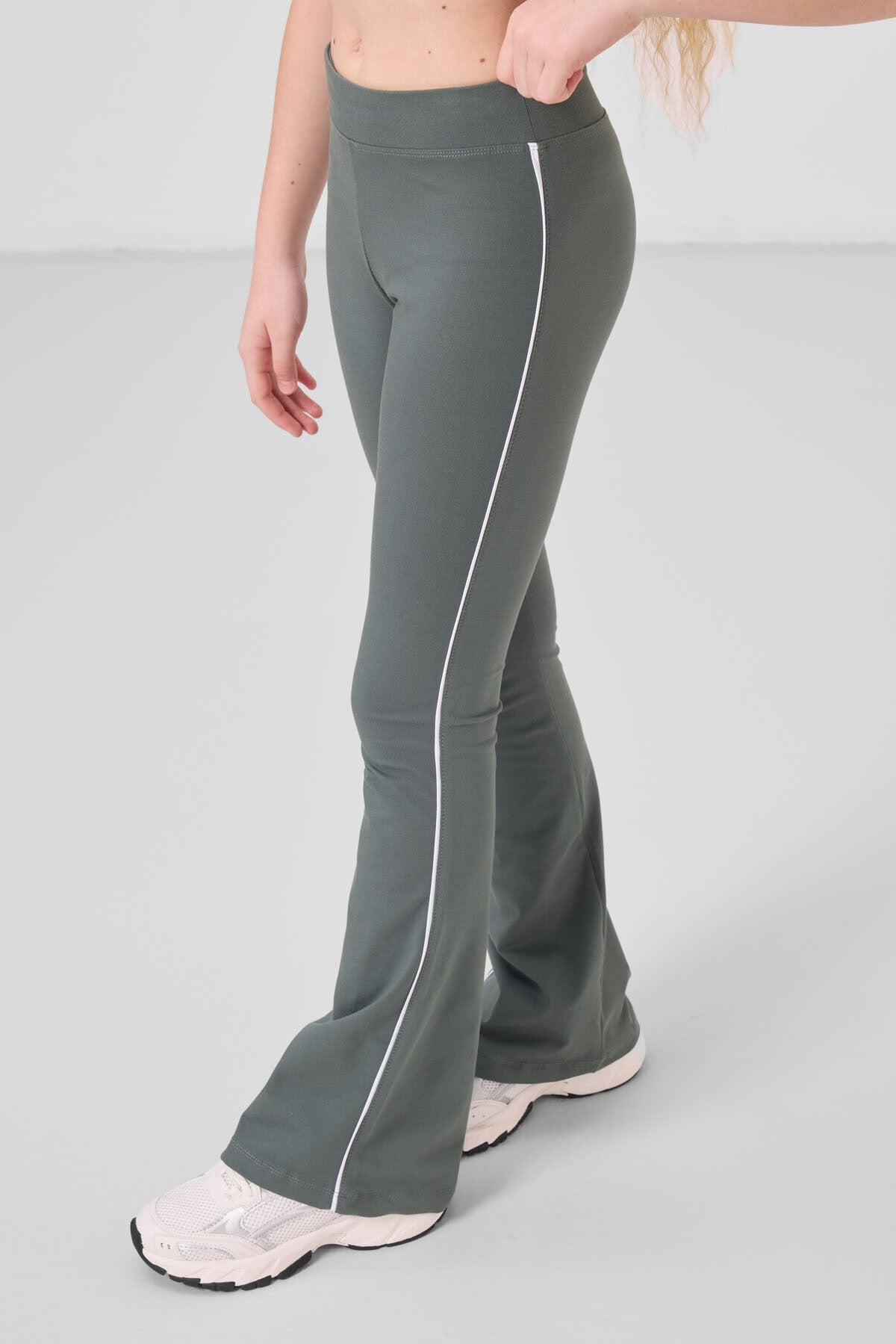 Beyaz-Haki Pamuklu O Yaka Standart Fit Basic İspanyol Paça Kız Çocuk Tayt Takım - 75192