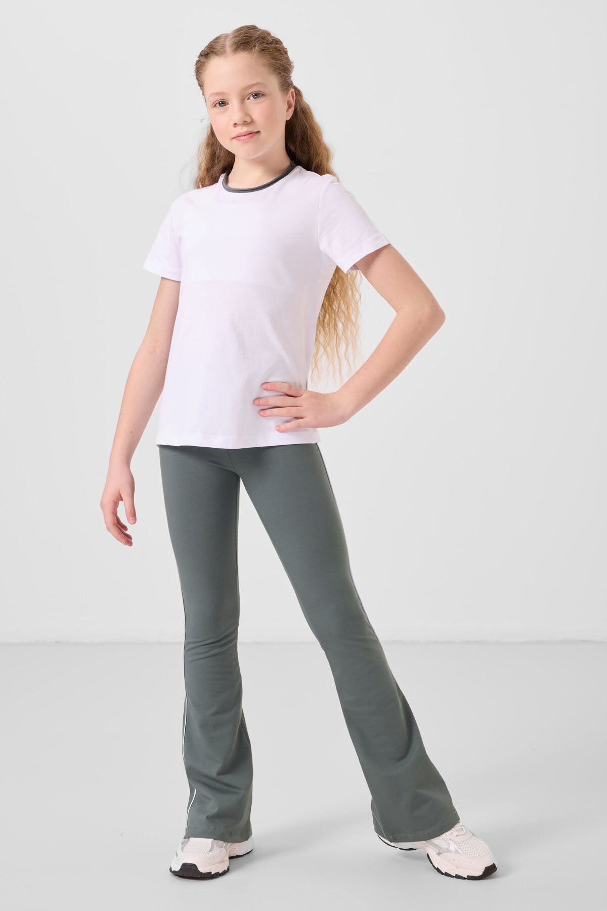 Beyaz-Haki Pamuklu O Yaka Standart Fit Basic İspanyol Paça Kız Çocuk Tayt Takım - 75192