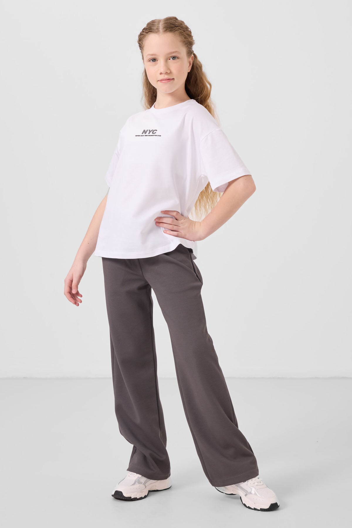 Beyaz-Koyu Gri O Yaka Baskılı Geniş Paça Standart Fit Kız Çocuk Palazzo Eşofman Takım - 75171