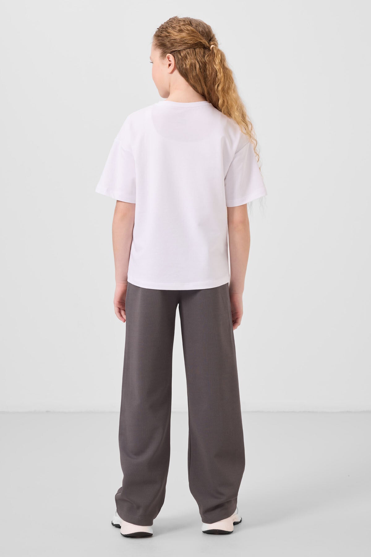 Beyaz-Koyu Gri O Yaka Baskılı Geniş Paça Standart Fit Kız Çocuk Palazzo Eşofman Takım - 75171