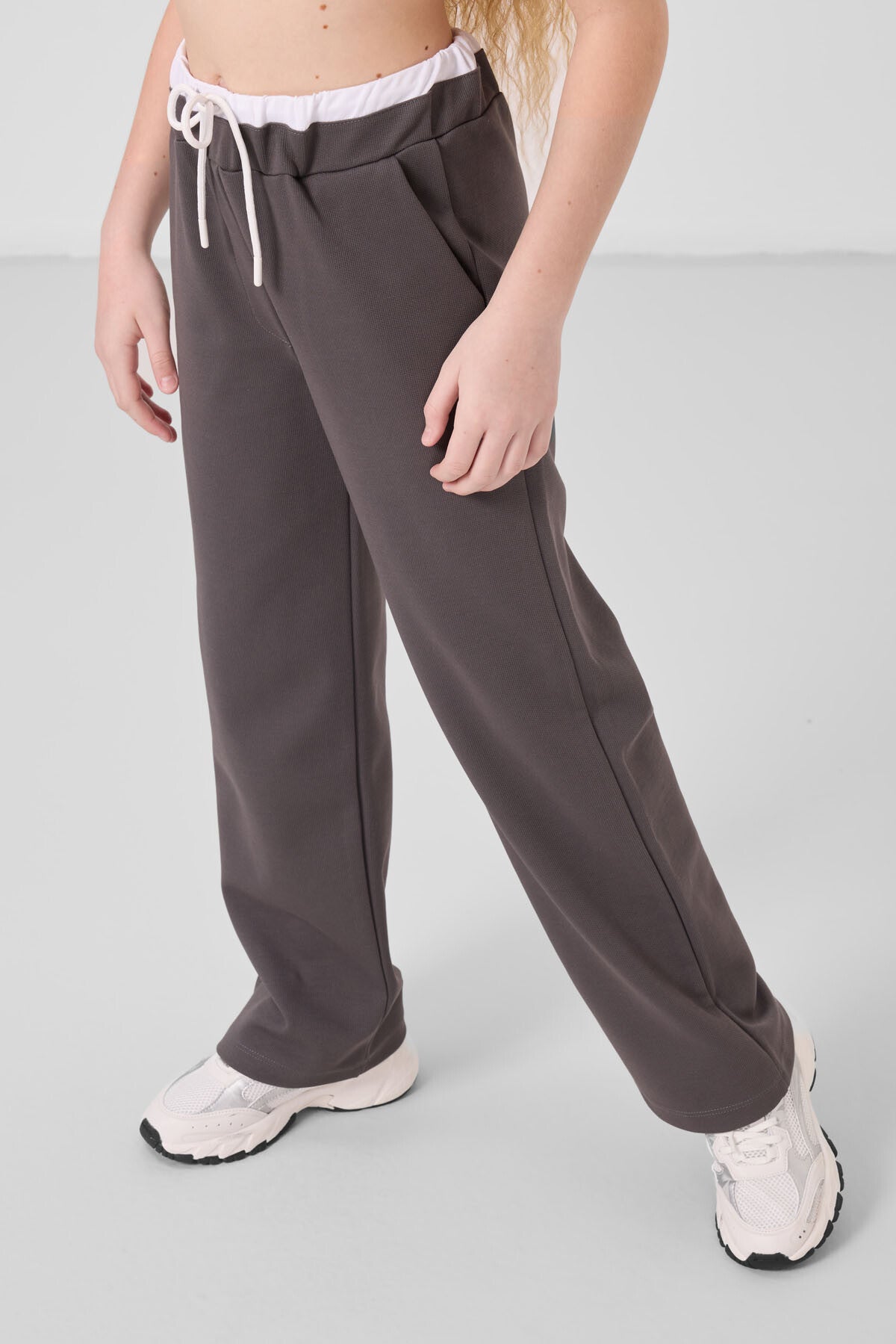 Beyaz-Koyu Gri O Yaka Baskılı Geniş Paça Standart Fit Kız Çocuk Palazzo Eşofman Takım - 75171