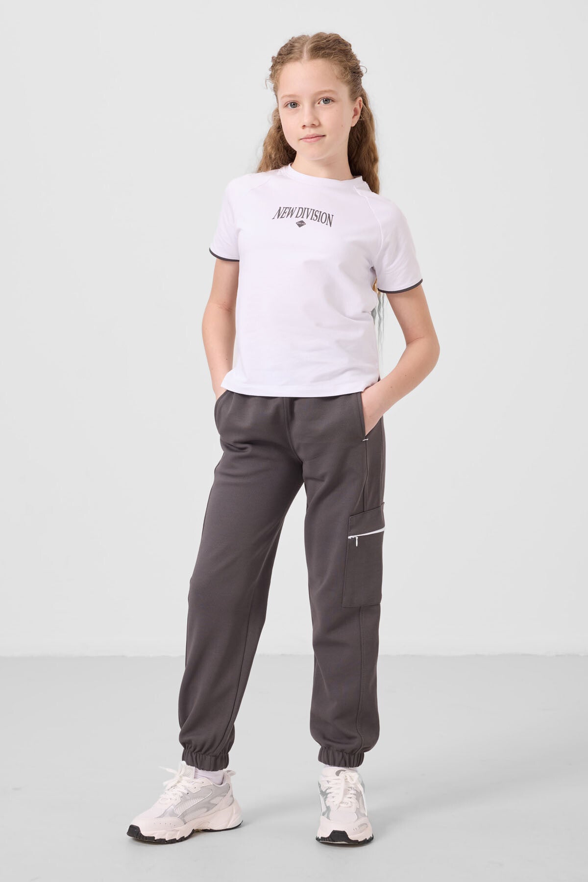 Beyaz-Koyu Gri O Yaka Baskılı Lastik Paça Kargo Cepli Kız Çocuk Eşofman Takım - 75173