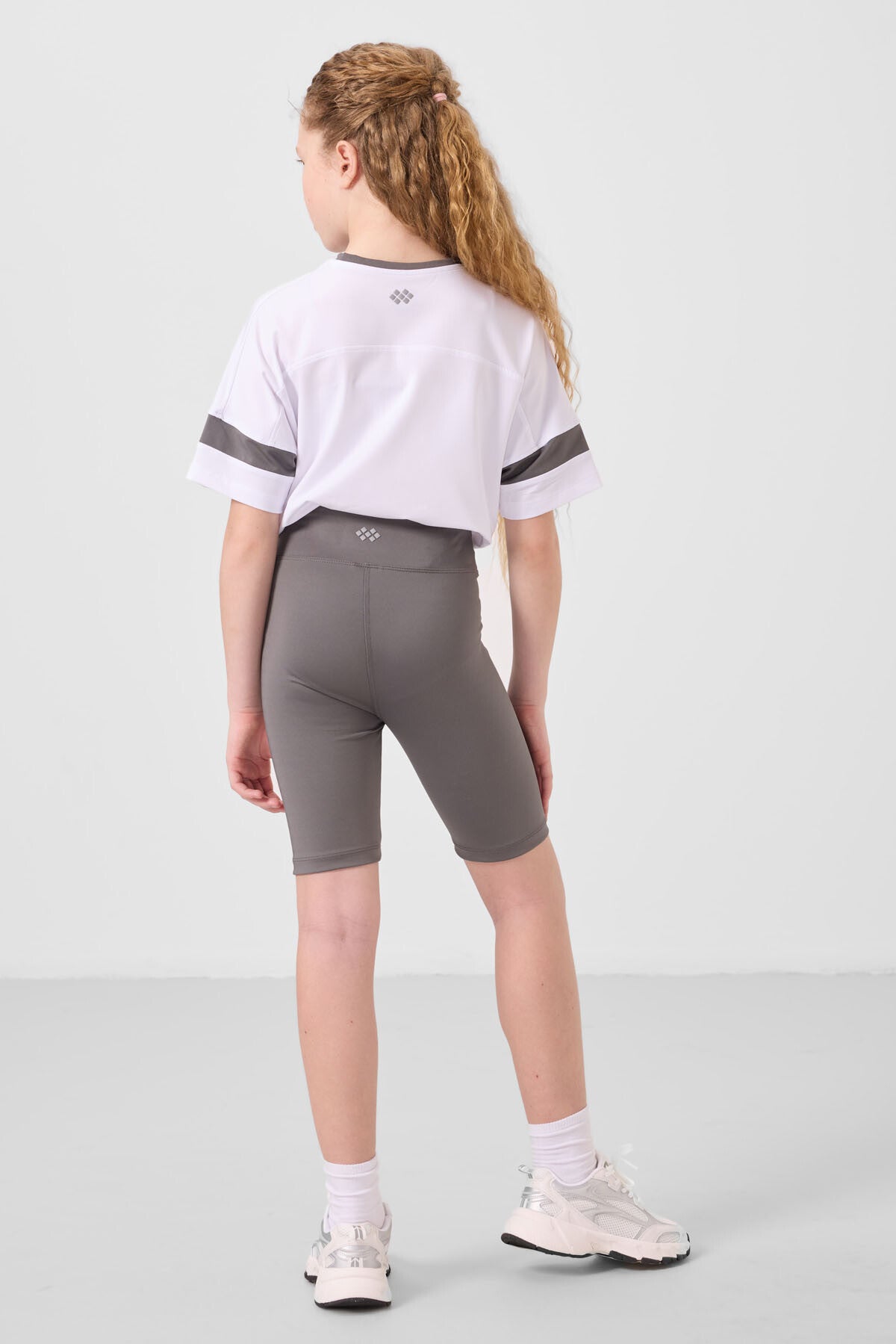 Beyaz-Koyu Gri V Yaka Kemer Detaylı Standart Fit Performans Kız Çocuk Tayt Takım - 75187