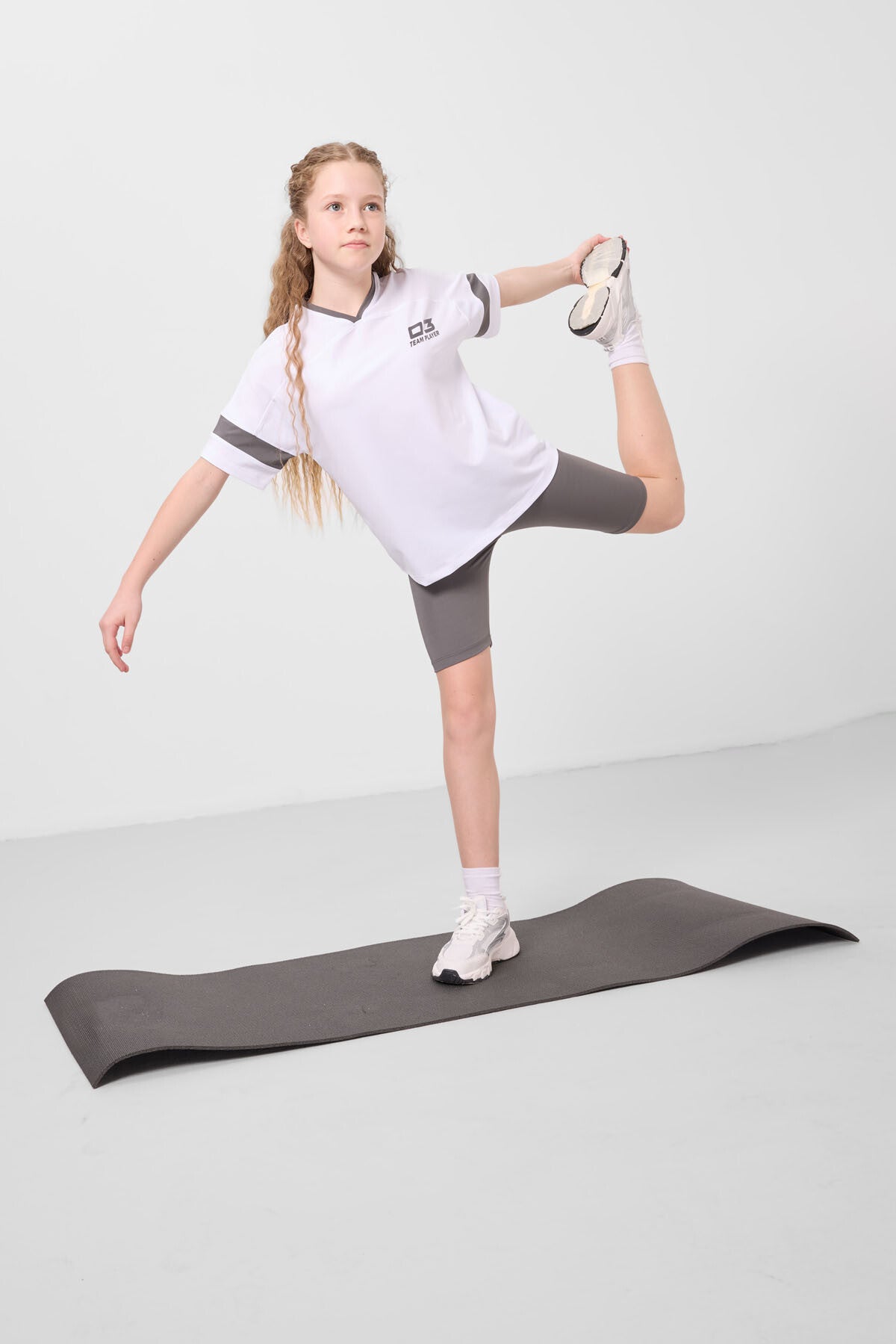 Beyaz-Koyu Gri V Yaka Kemer Detaylı Standart Fit Performans Kız Çocuk Tayt Takım - 75187