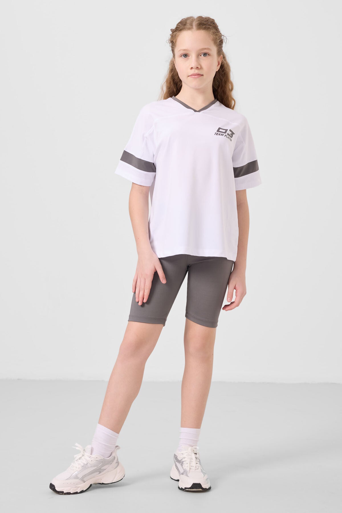 Beyaz-Koyu Gri V Yaka Kemer Detaylı Standart Fit Performans Kız Çocuk Tayt Takım - 75187