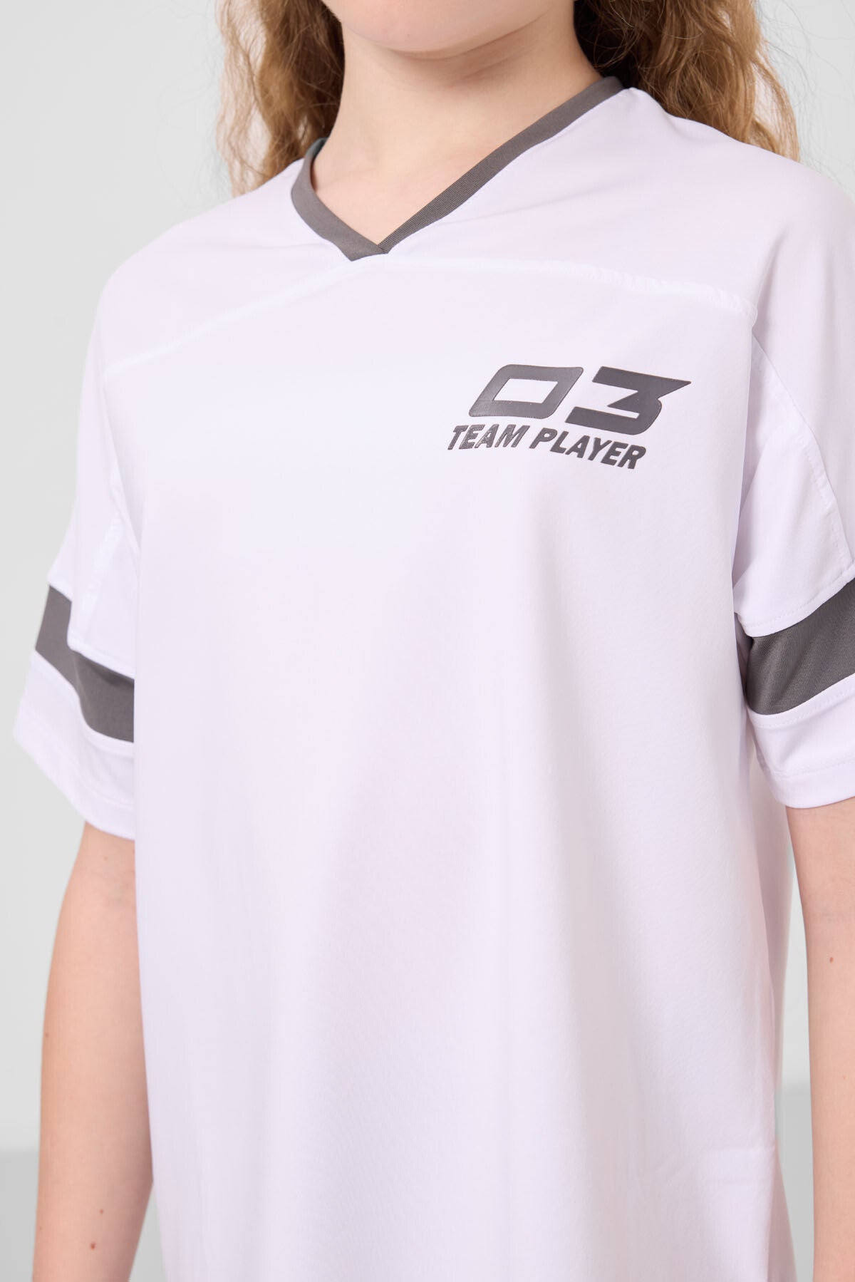 Beyaz-Koyu Gri V Yaka Kemer Detaylı Standart Fit Performans Kız Çocuk Tayt Takım - 75187