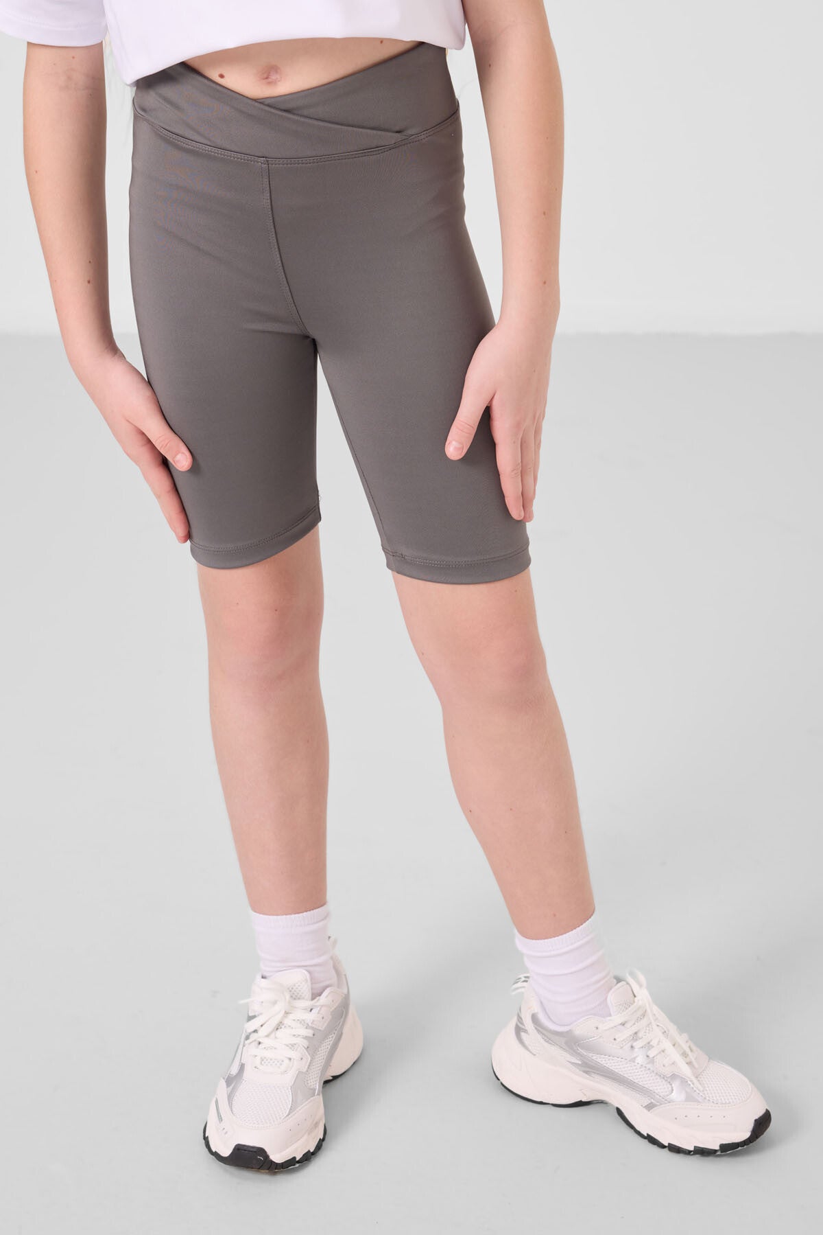 Beyaz-Koyu Gri V Yaka Kemer Detaylı Standart Fit Performans Kız Çocuk Tayt Takım - 75187