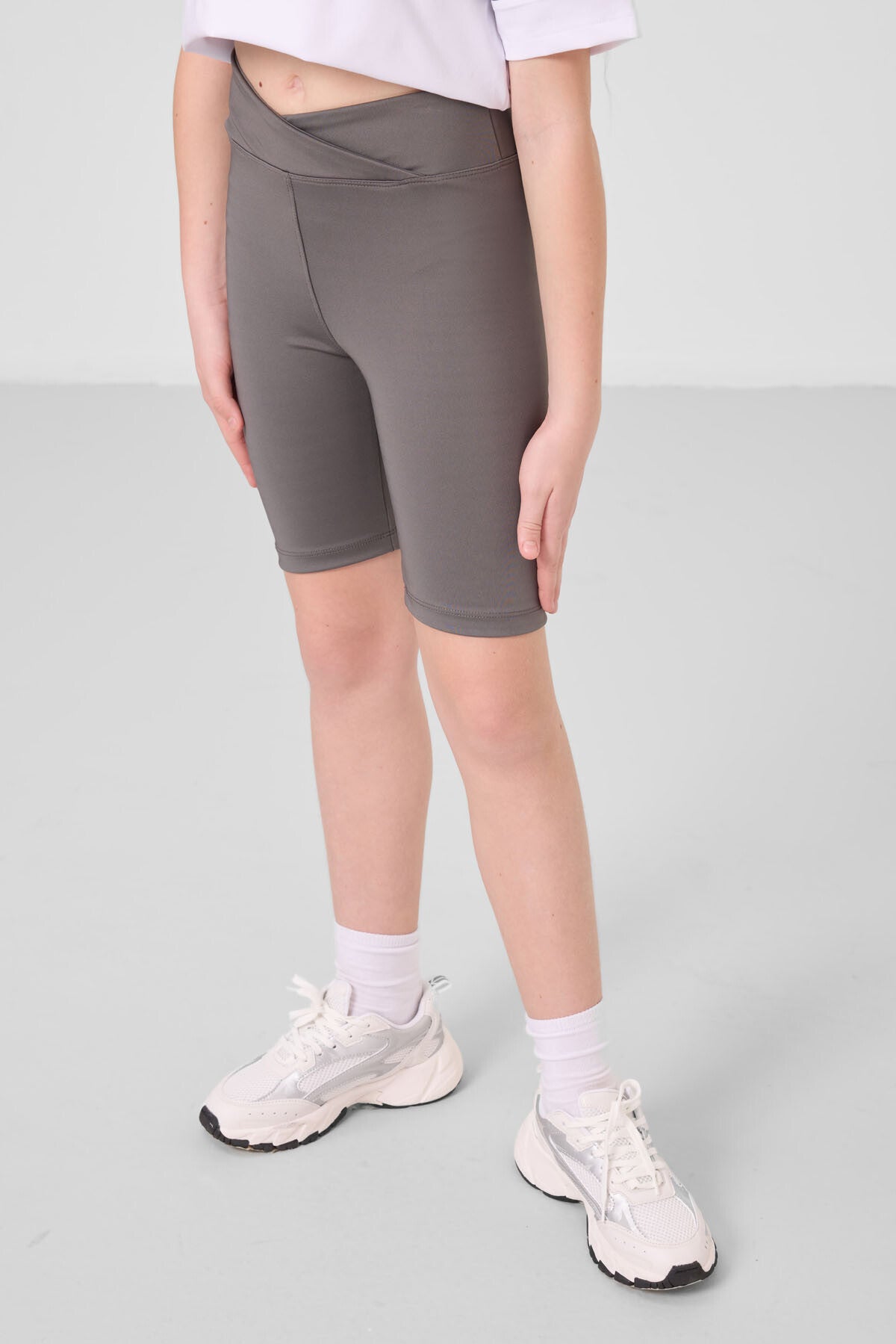 Beyaz-Koyu Gri V Yaka Kemer Detaylı Standart Fit Performans Kız Çocuk Tayt Takım - 75187