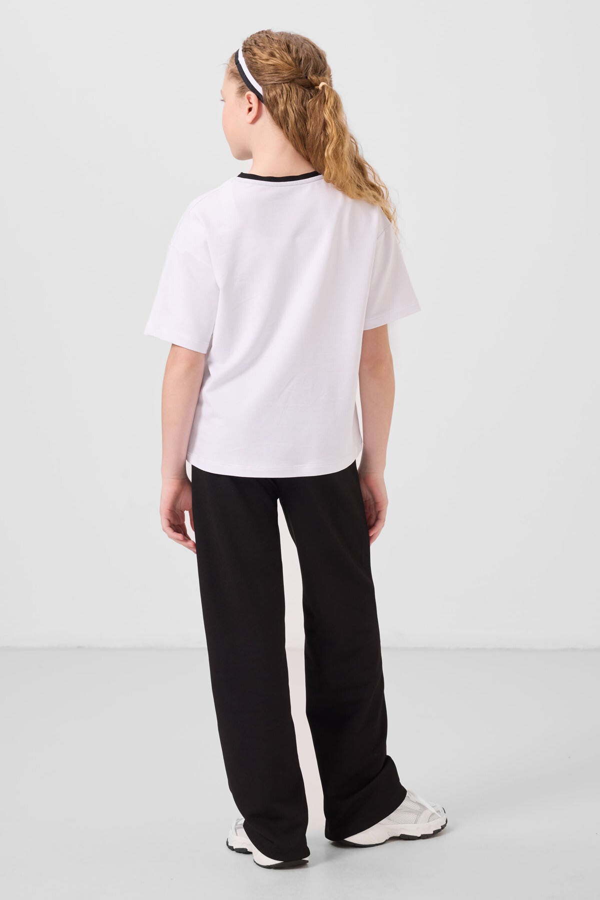 Beyaz-Siyah O Yaka Baskılı Geniş Paça Standart Fit Kız Çocuk Palazzo Eşofman Takım - 75171