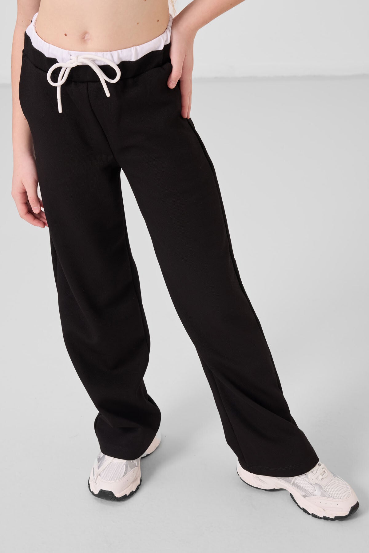 Beyaz-Siyah O Yaka Baskılı Geniş Paça Standart Fit Kız Çocuk Palazzo Eşofman Takım - 75171