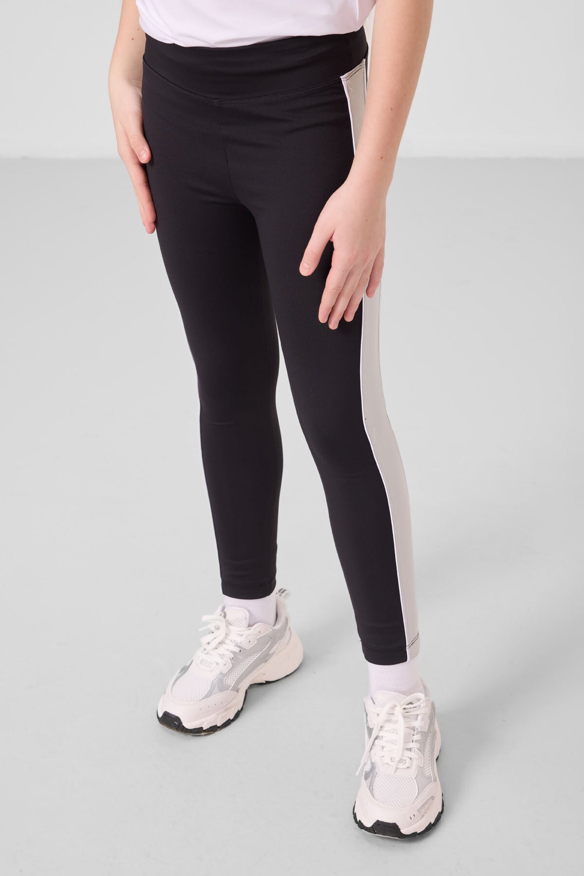 Beyaz-Siyah O Yaka Yan Şerit Detaylı Standart Fit Performans Kız Çocuk Tayt Takım - 75191