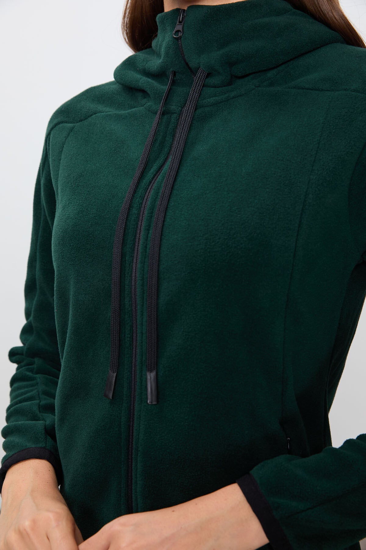 Çam Yeşili Kalın Yumuşak Dokulu Kapüşonlu Standart Fit Nakışlı Polar Kadın Sweatshirt -97287