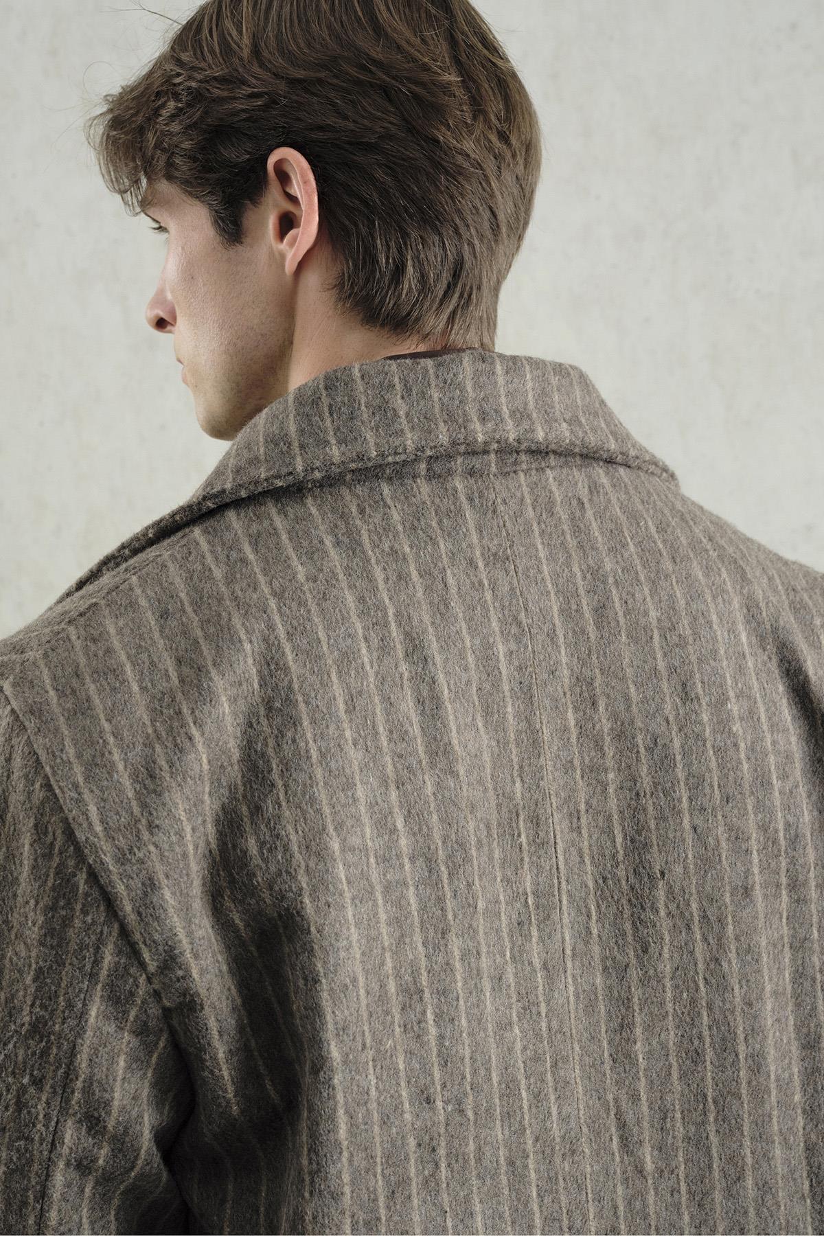 ÇİZGİLİ KAŞE KAHVERENGİ KABAN