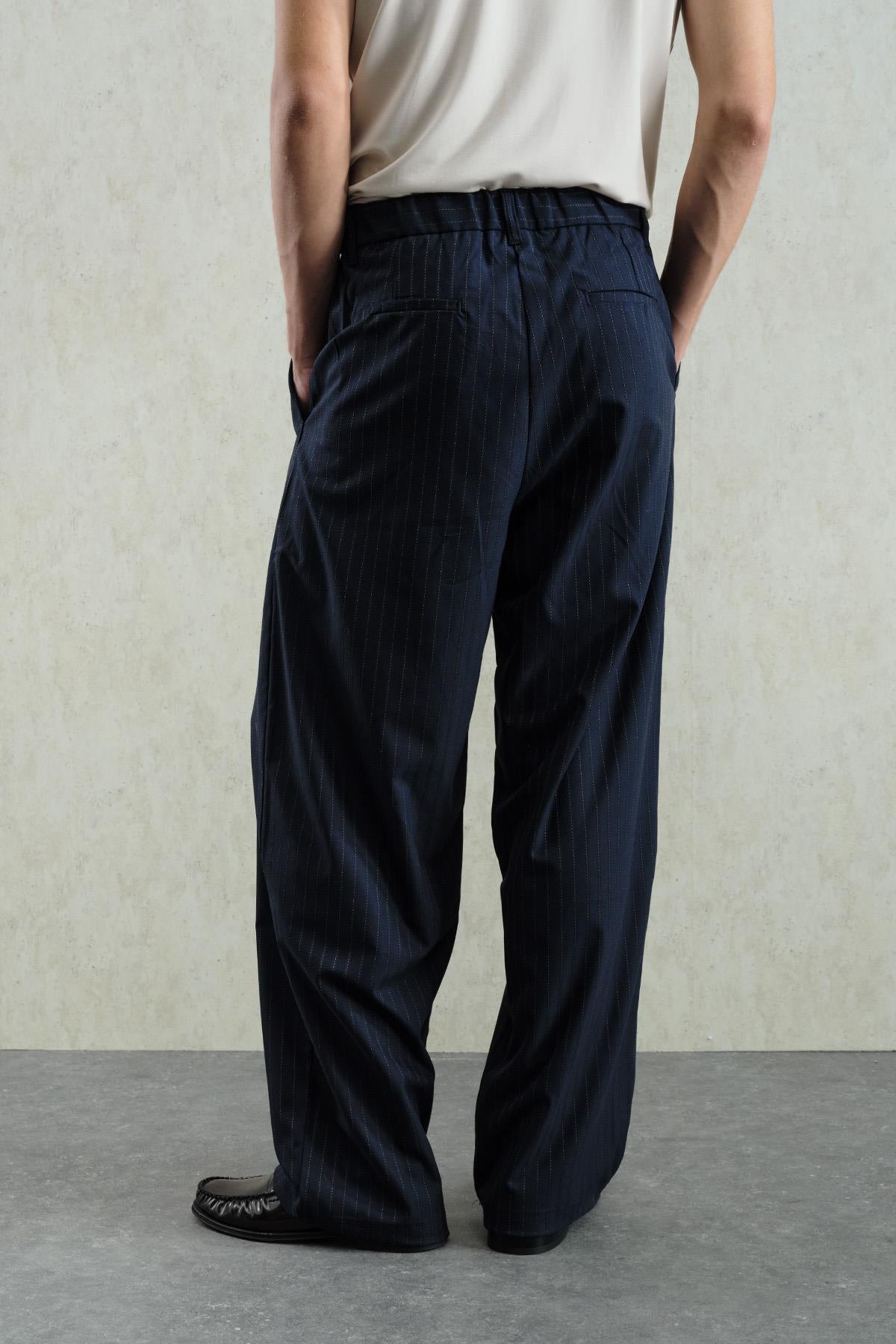 ÇİZGİLİ KLASİK PİLİLİ LACİVERT PANTOLON